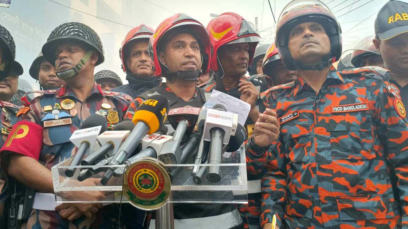 ‘আগুন নেভানোয় সবচেয়ে বেশি বেগ পেতে হয়েছে পানি ও উৎসুক জনতা নিয়ে’