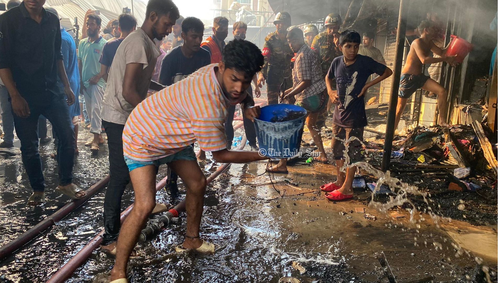 ৫ ঘণ্টায়ও নেভেনি কৃষি মার্কেটের আগুন, সমন্বয়ের অভাব-পানি সংকট