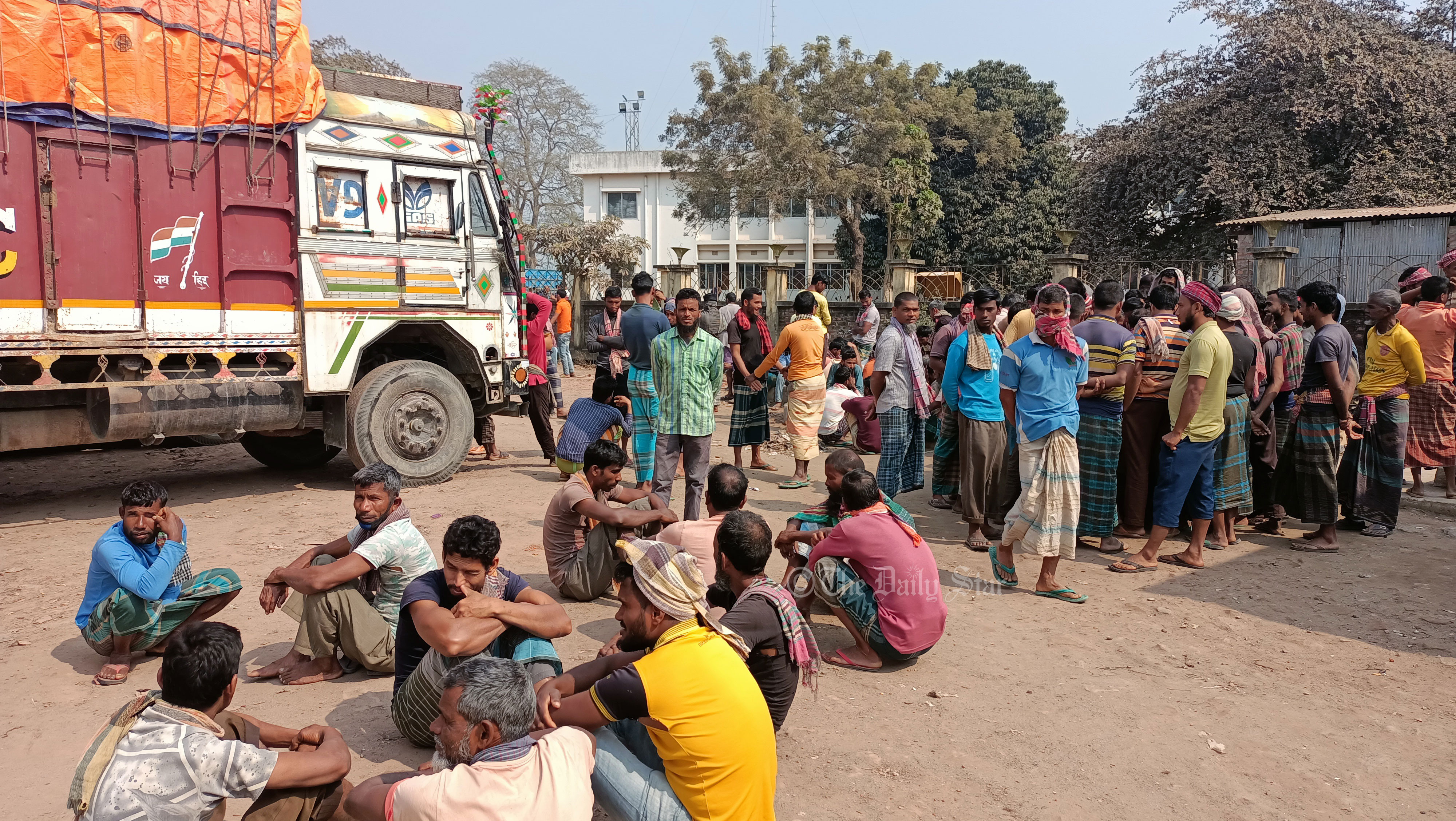 শ্রমিক-সর্দার দ্বন্দ্বে স্থবির বুড়িমারী স্থলবন্দরের আমদানি-রপ্তানি কার্যক্রম