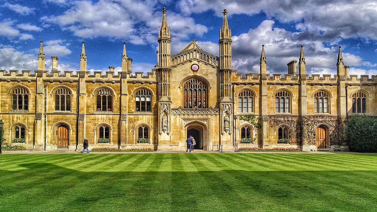 বিদেশে উচ্চশিক্ষা: বিশ্ববিদ্যালয় বাছাইয়ে যে বিষয়গুলো বিবেচনায় রাখবেন