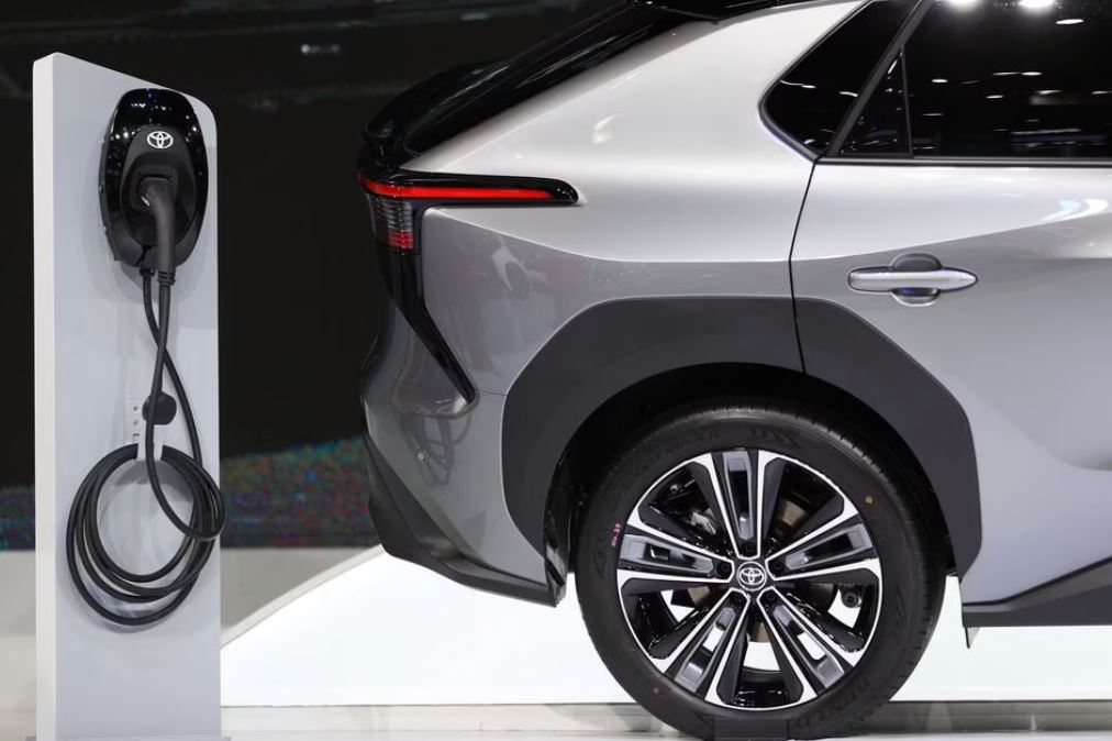 টেসলা, বিওয়াইডিকে টেক্কা দিতে বৈদ্যুতিক গাড়ির উৎপাদন ৩ গুণ বাড়াচ্ছে টয়োটা