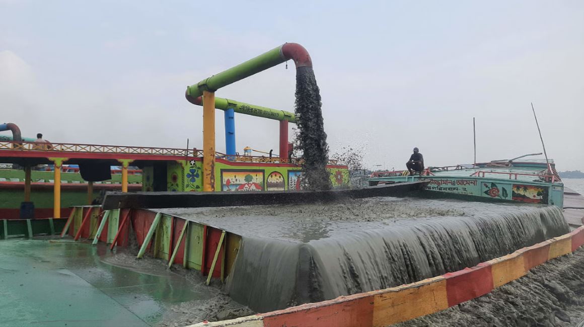 বালুখেকোদের কবলে দেশের ৭৭ নদী
