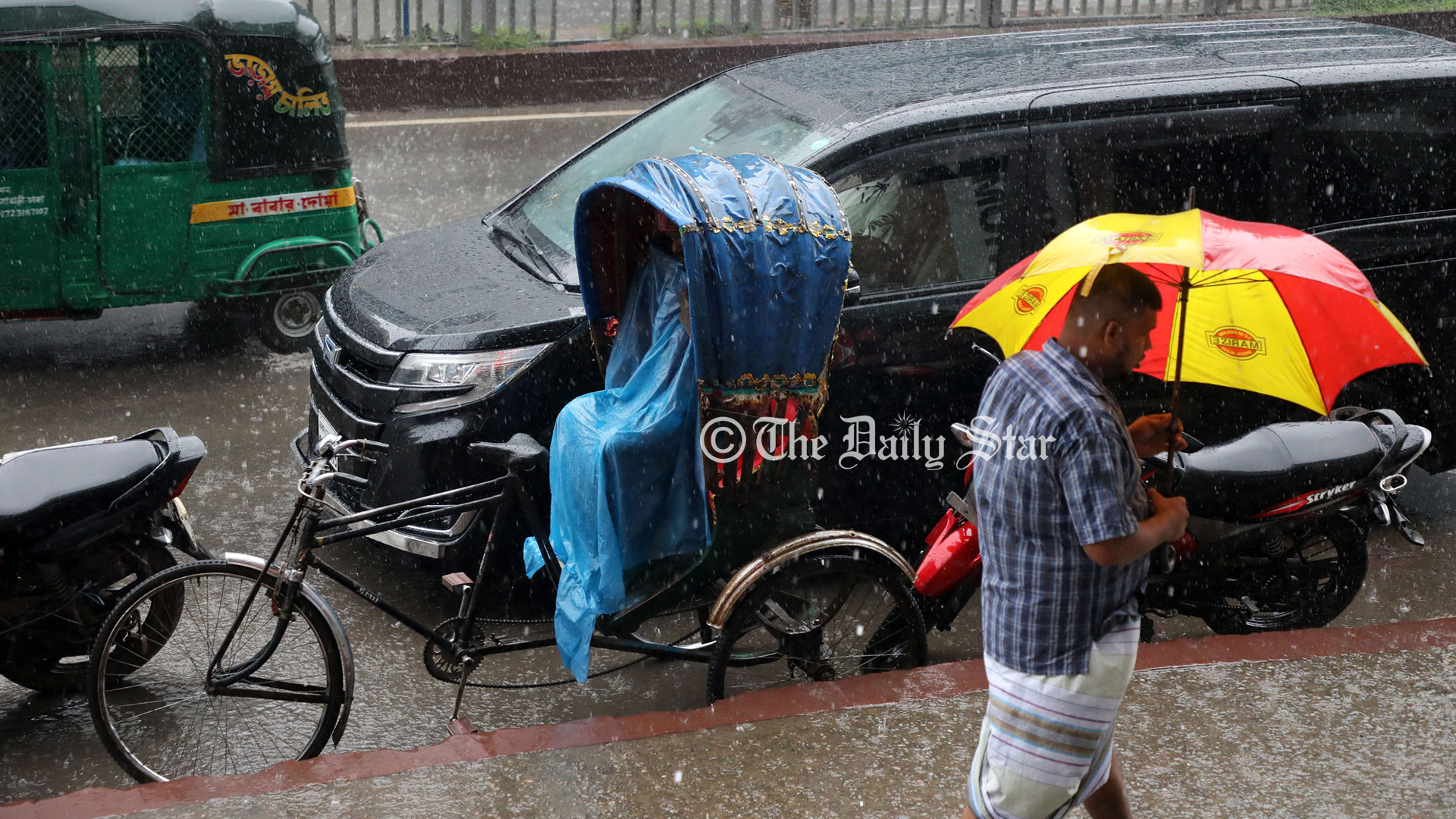 ঢাকায় বৃষ্টি থাকবে কালও, অতি ভারী বর্ষণে চট্টগ্রাম বিভাগে ভূমিধসের শঙ্কা