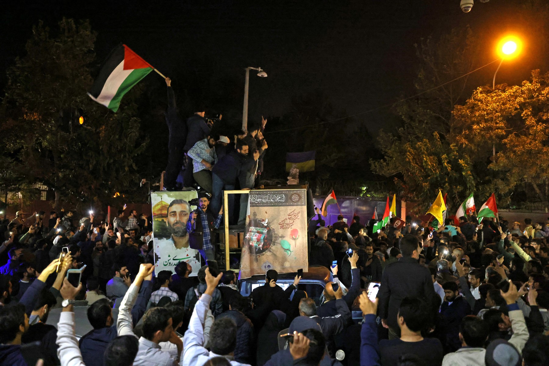 গাজায় হাসপাতালে ইসরায়েলের হামলা: দেশে-দেশে প্রতিবাদ, অবিলম্বে অস্ত্রবিরতির আহ্বান