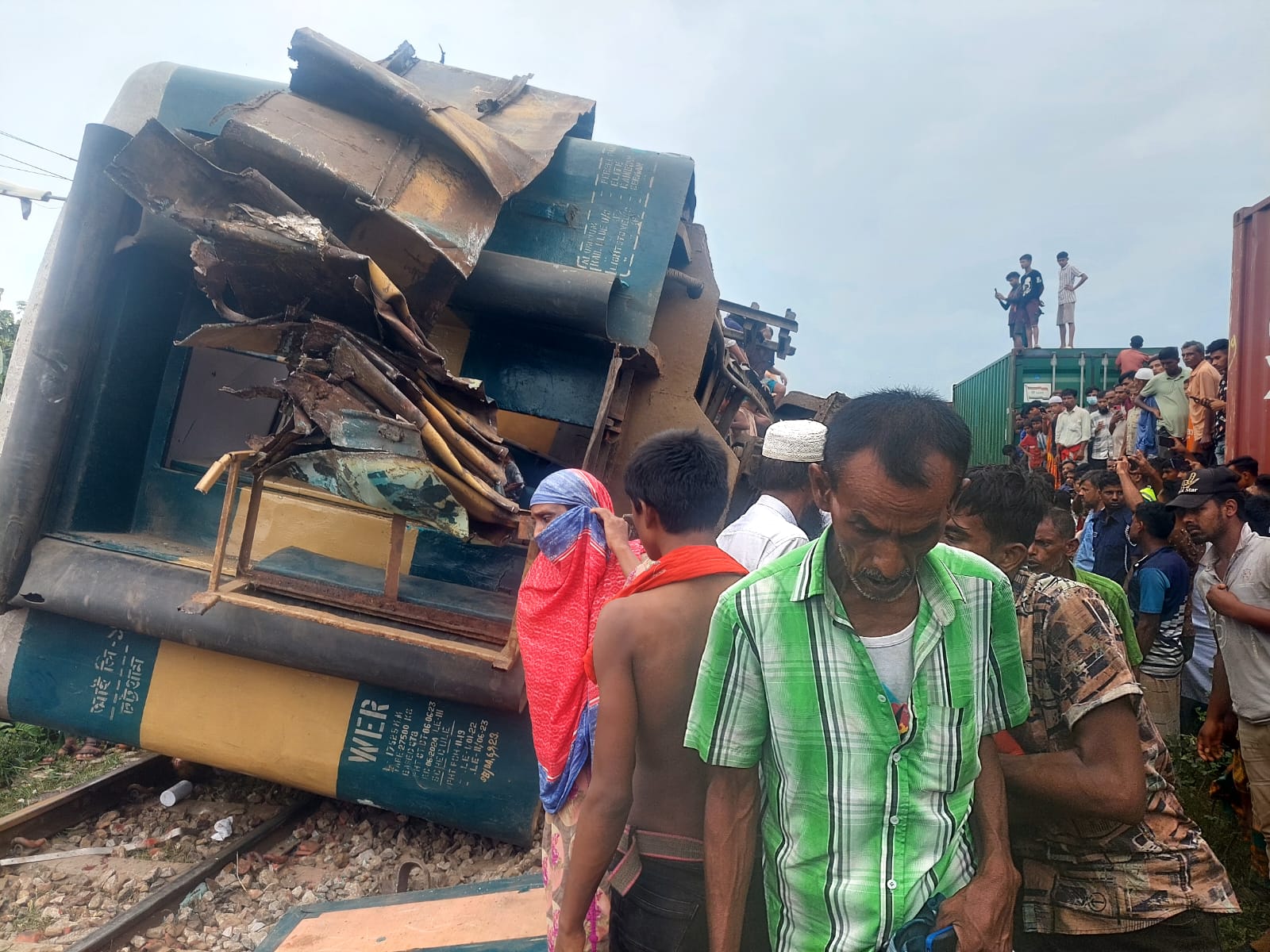 ‘বিকট শব্দ হয়, ট্রেনের দরজা ভাইঙা আমার ওপর পড়ে’