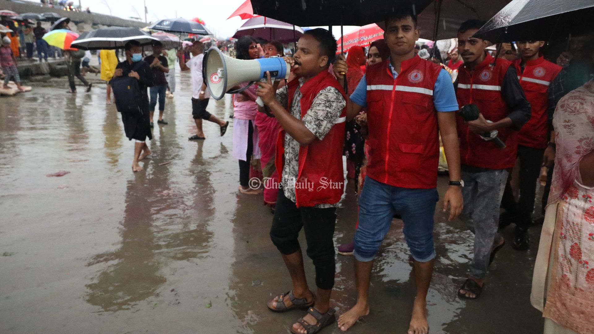 কক্সবাজার-চট্টগ্রাম উপকূল অতিক্রম শুরু করেছে ঘূর্ণিঝড় হামুন