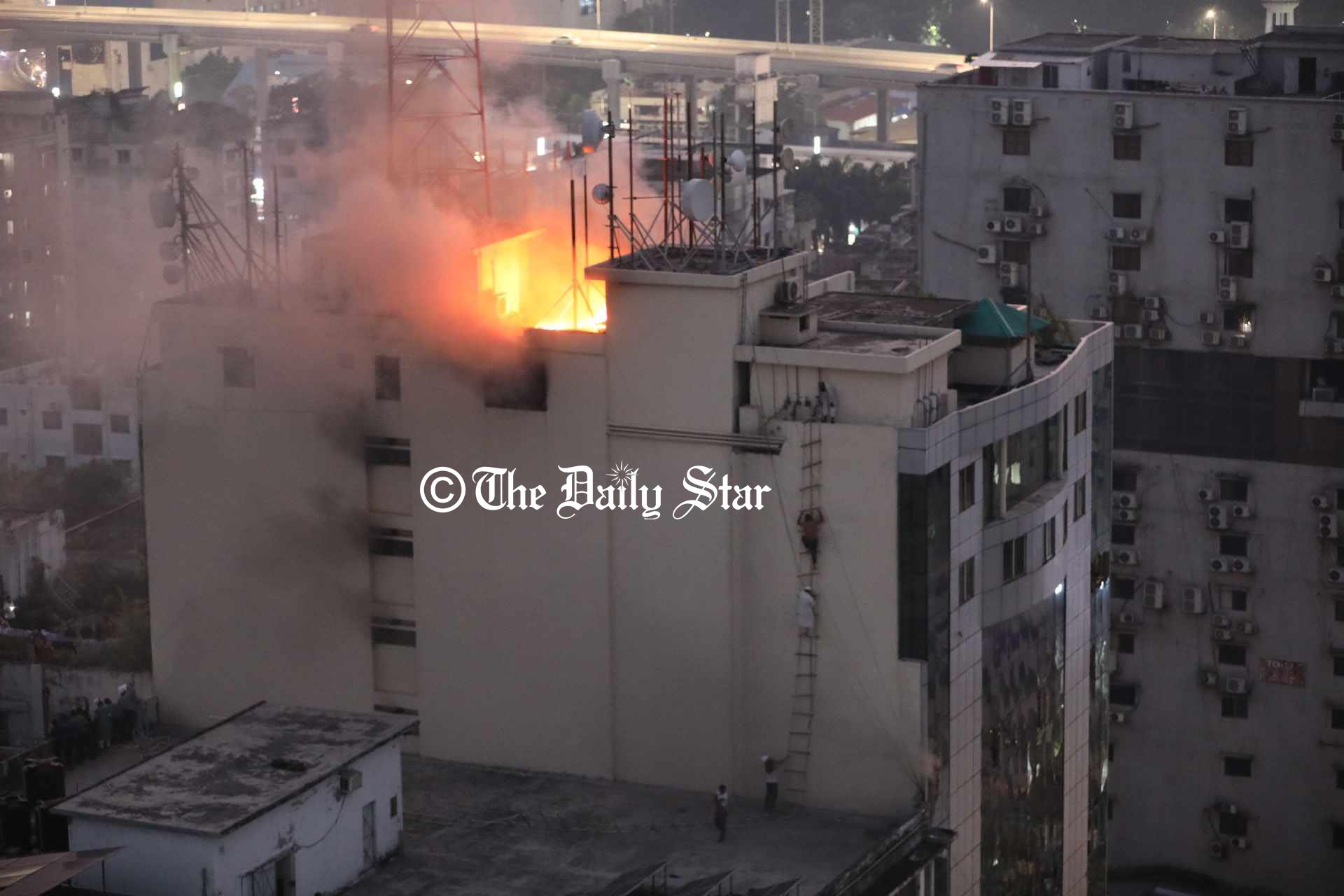 মহাখালীতে ভবনে আগুন: ৯ তলা থেকে নামতে গিয়ে নারীর মৃত্যু