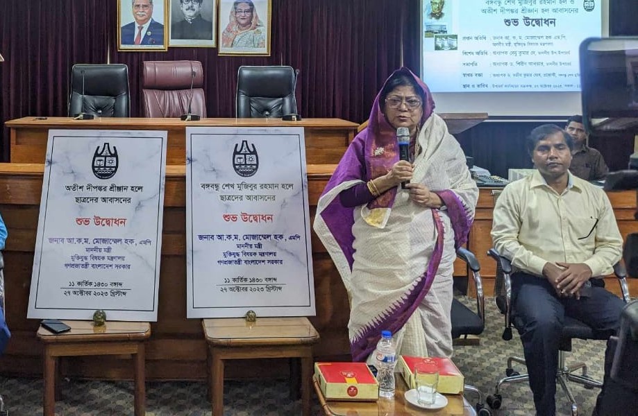 প্রধানমন্ত্রী যেহেতু চান না আমি যাই, দয়া করে আমাকে সহ্য করুন: চবি উপাচার্য