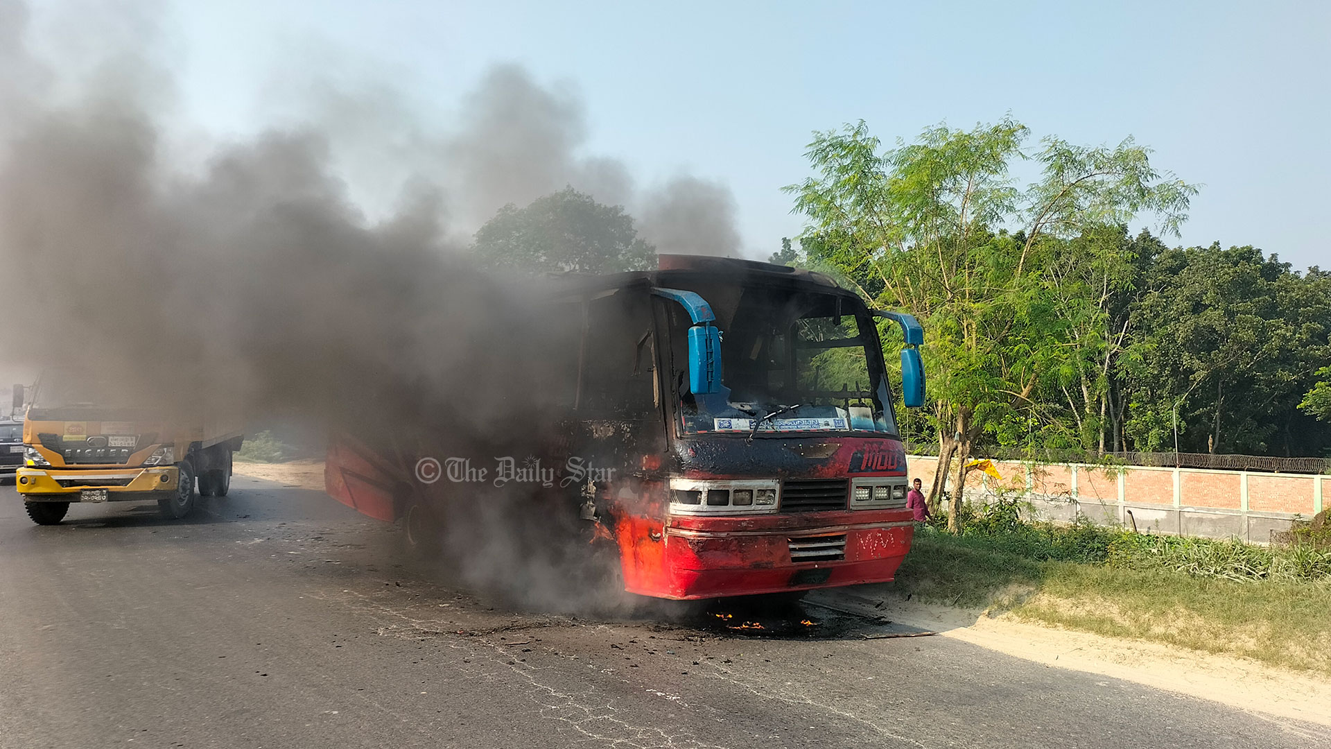 ঢাকা-আরিচা মহাসড়কে বাসে আগুন