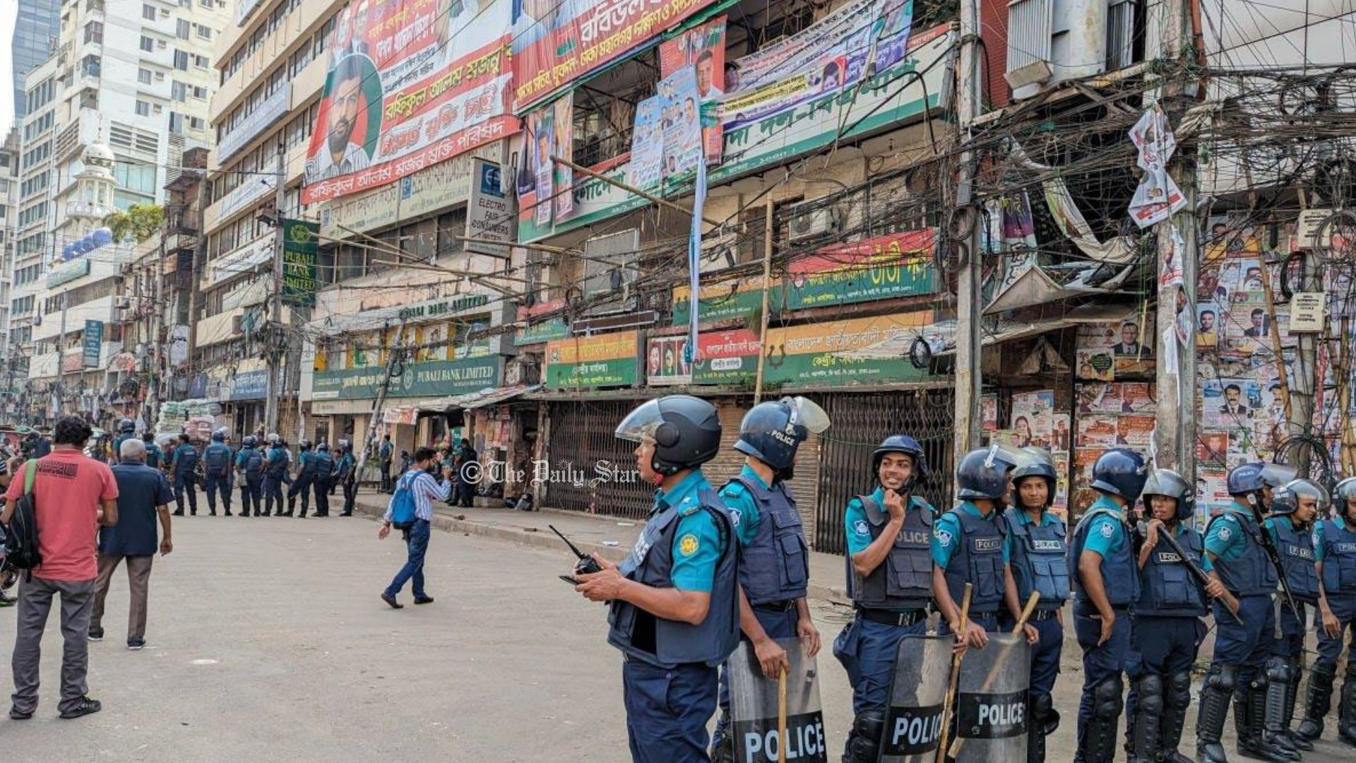 নয়াপল্টনে তালাবদ্ধ বিএনপি কার্যালয়ের সামনে পুলিশ, বিজিবির টহল