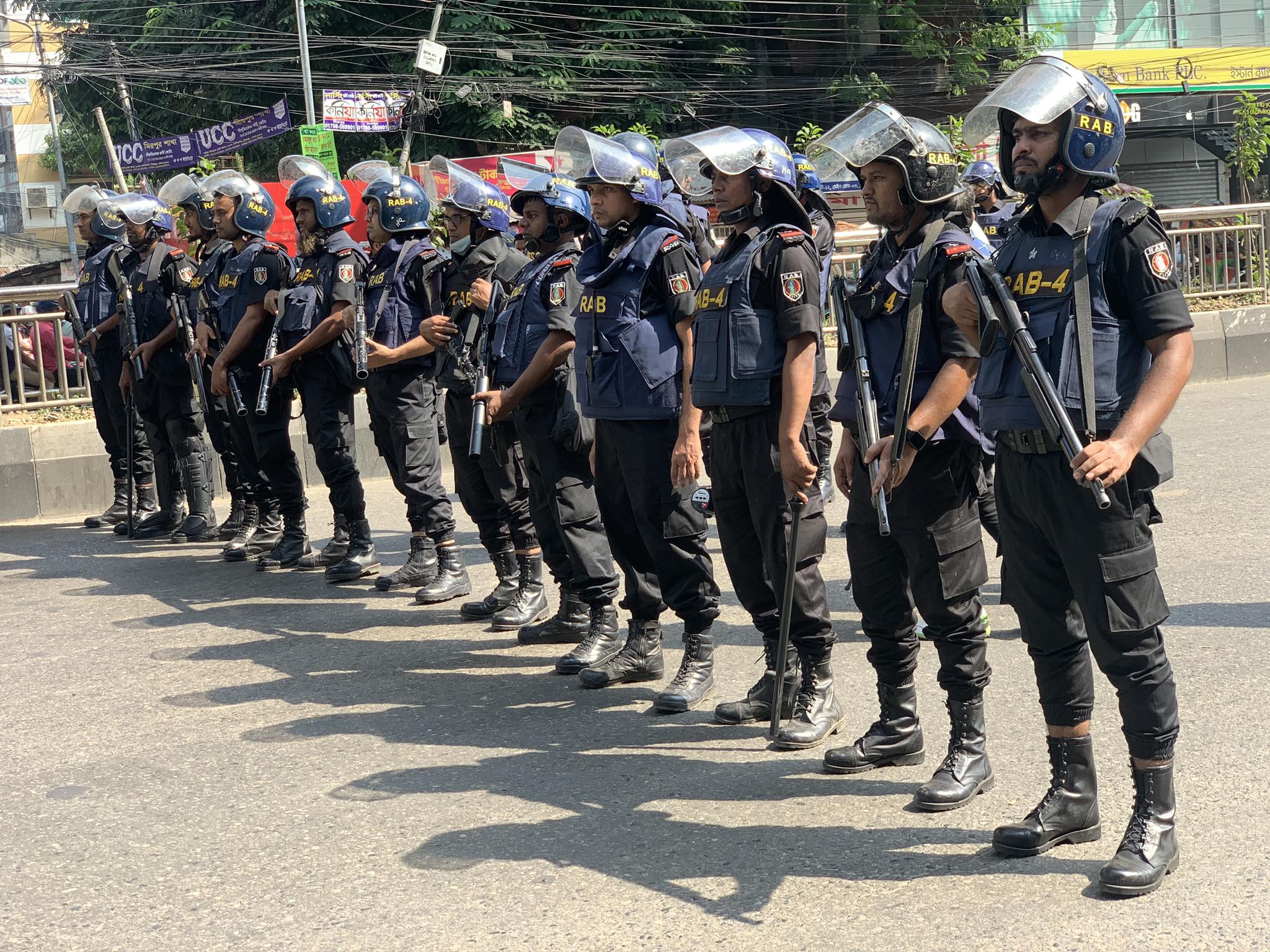 আ. লীগ নেতাকর্মীদের হামলার প্রতিবাদে পোশাক শ্রমিকদের সড়ক অবরোধ