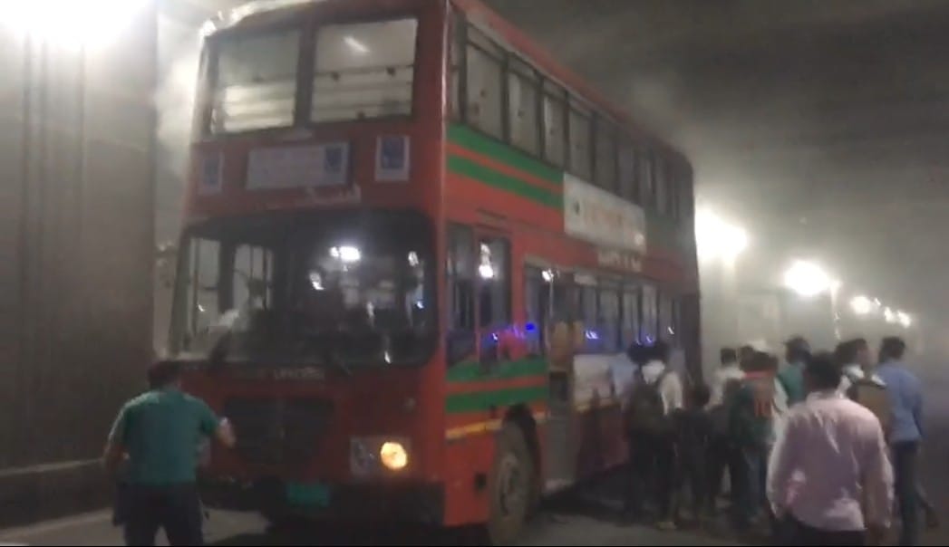 মিরপুরে ঢাকা বিশ্ববিদ্যালয়ের দোতলা বাসে আগুন