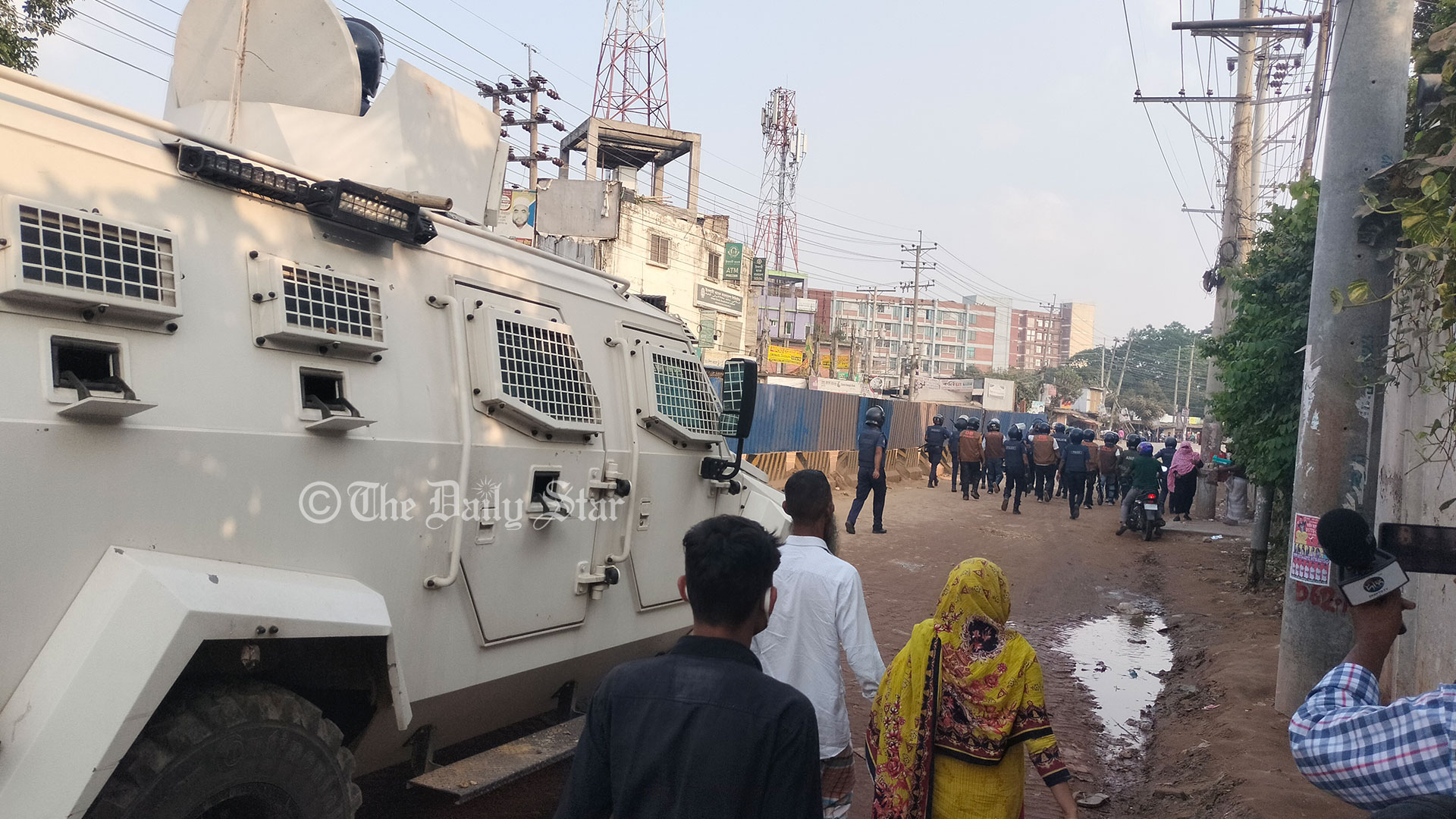 আশুলিয়ায় নতুন মজুরি প্রত্যাখ্যান করে শ্রমিকদের বিক্ষোভ, ধাওয়া-পাল্টা ধাওয়া