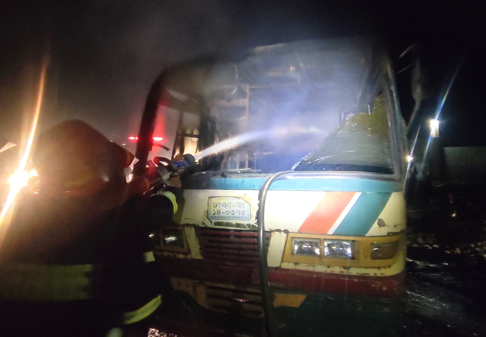 রাজধানীতে আধঘণ্টায় ২ বাসে আগুন