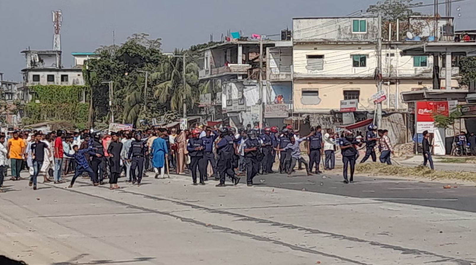 বগুড়ায় আ. লীগ-বিএনপি সংঘর্ষে পুলিশসহ আহত ১৯