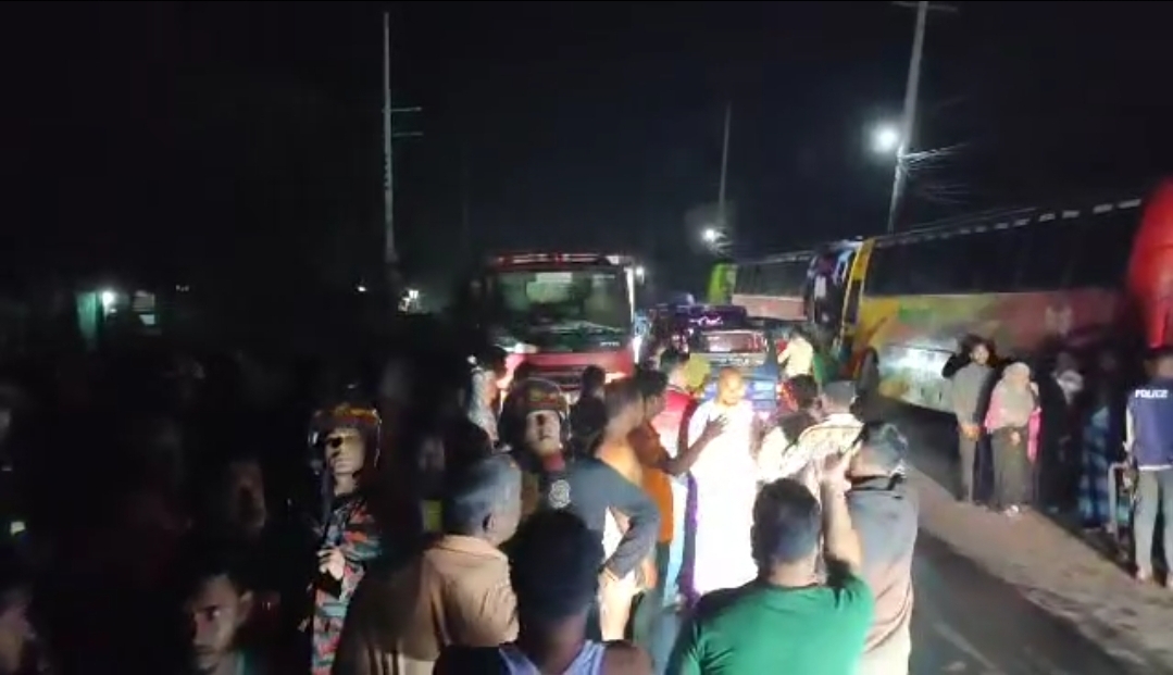 কুমিল্লায় পার্কিং করা বাসে আগুন