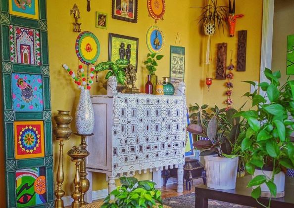 ঢাকায় ঘর সাজানোর জিনিসের খোঁজ