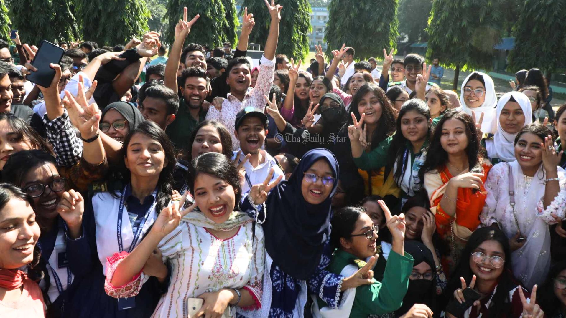 এইচএসসির ফল: ১৫ বছর ধরে পাসের হারে এগিয়ে মেয়েরা