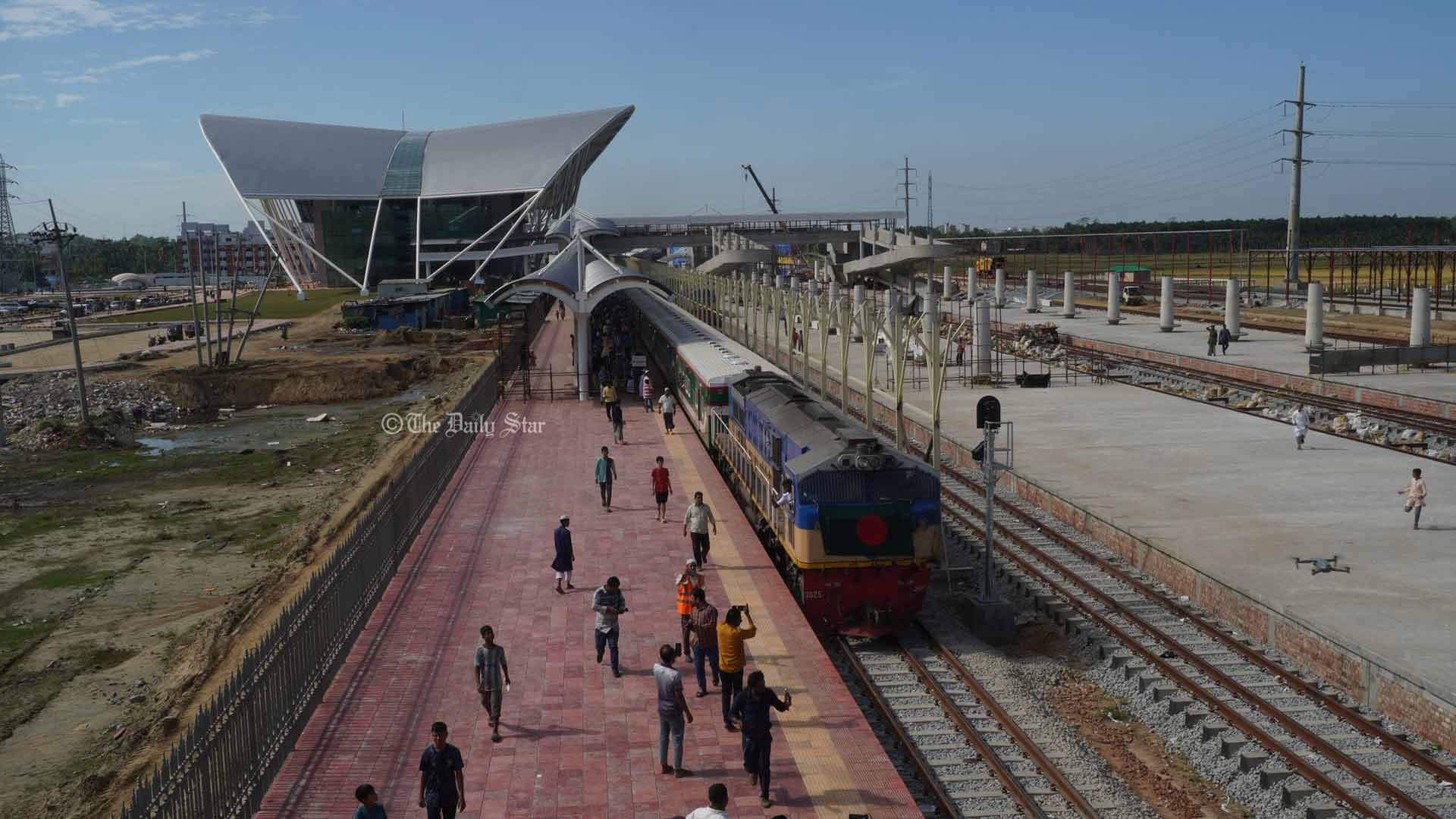 ১০২০ যাত্রী নিয়ে কক্সবাজার ছাড়ল ঢাকাগামী ট্রেন