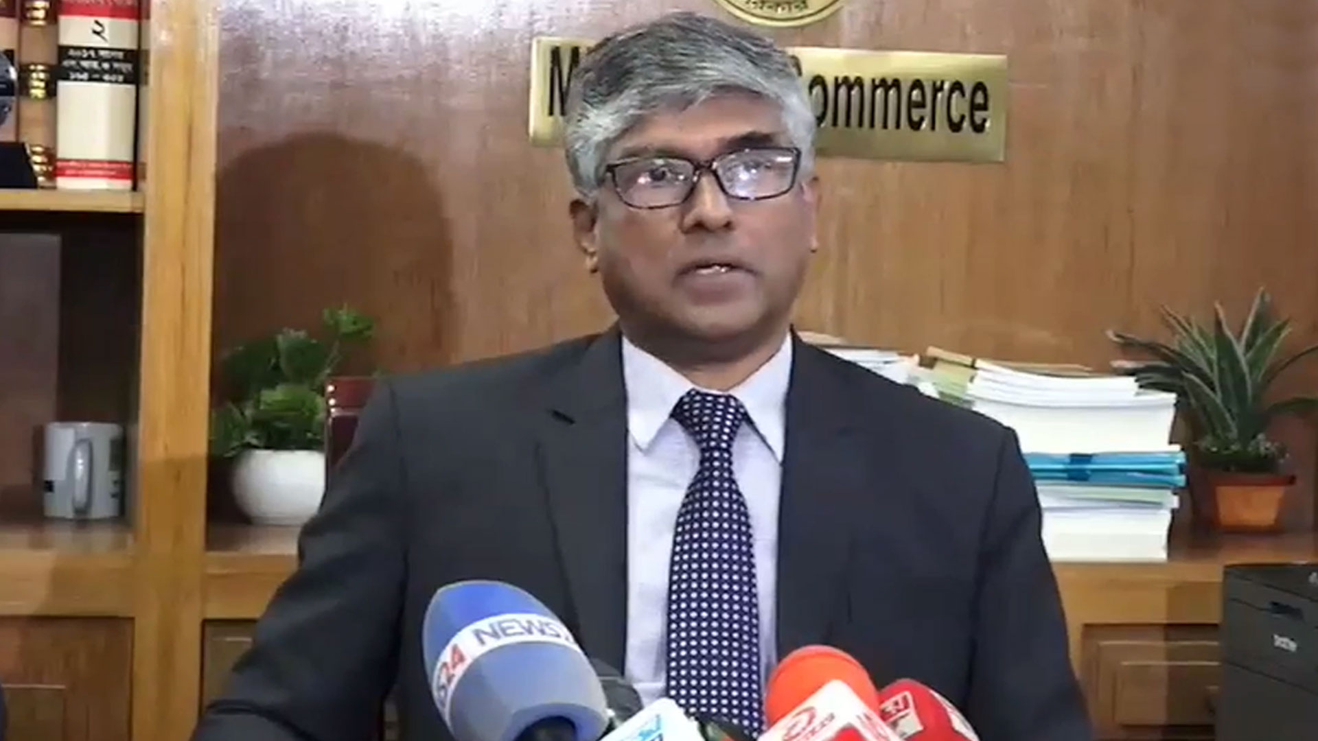 বাণিজ্য নিষেধাজ্ঞা আসার মতো কোনো পরিস্থিতি নেই: বাণিজ্য সচিব