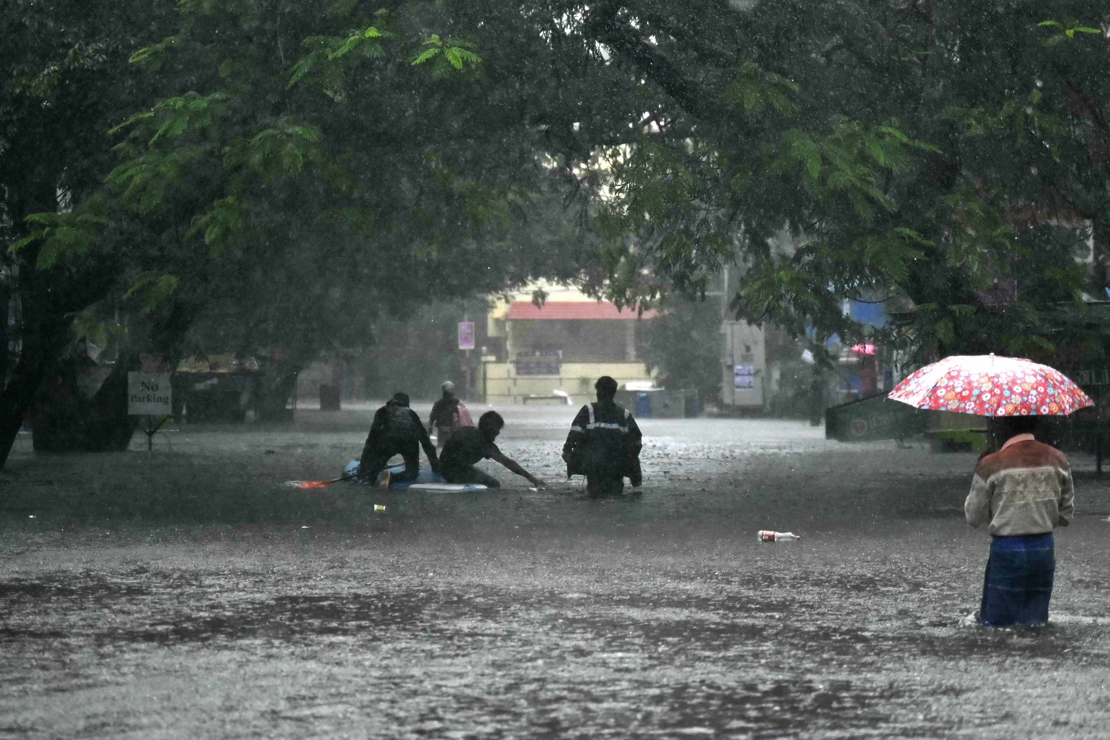 অন্ধ্র প্রদেশে আঘাত হানবে আজ, তামিলনাড়ুতে ভারী বৃষ্টিপাতে নিহত ৮