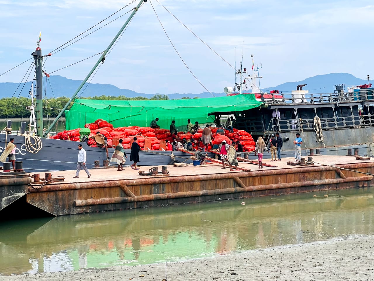 ২১ দিন পর মিয়ানমার থেকে পণ্যবাহী ট্রলার টেকনাফে
