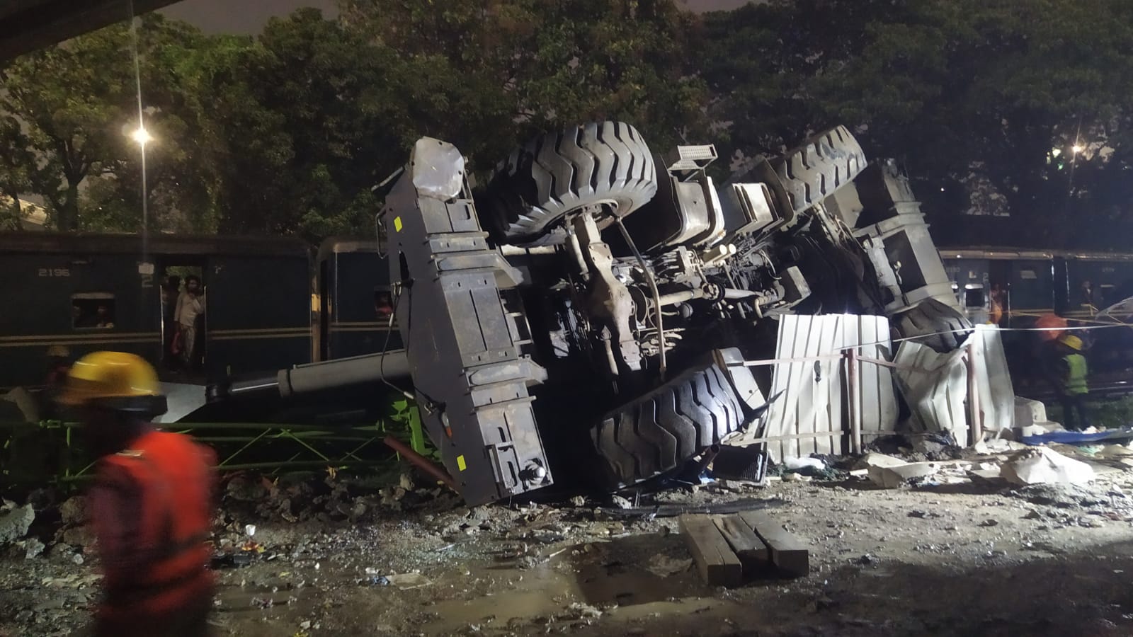 তেজগাঁওয়ে ক্রেনের সঙ্গে সংঘর্ষে ট্রেন লাইনচ্যুত