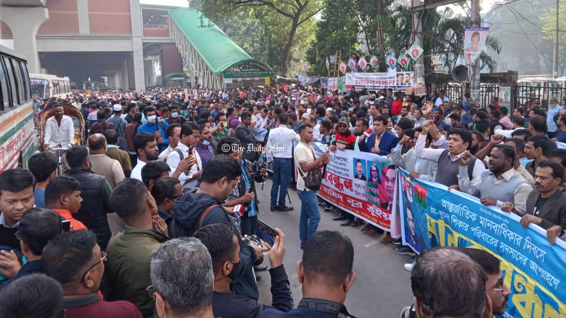 প্রেসক্লাবের সামনে শুরু হয়েছে বিএনপিকর্মী ও স্বজনদের মানববন্ধন