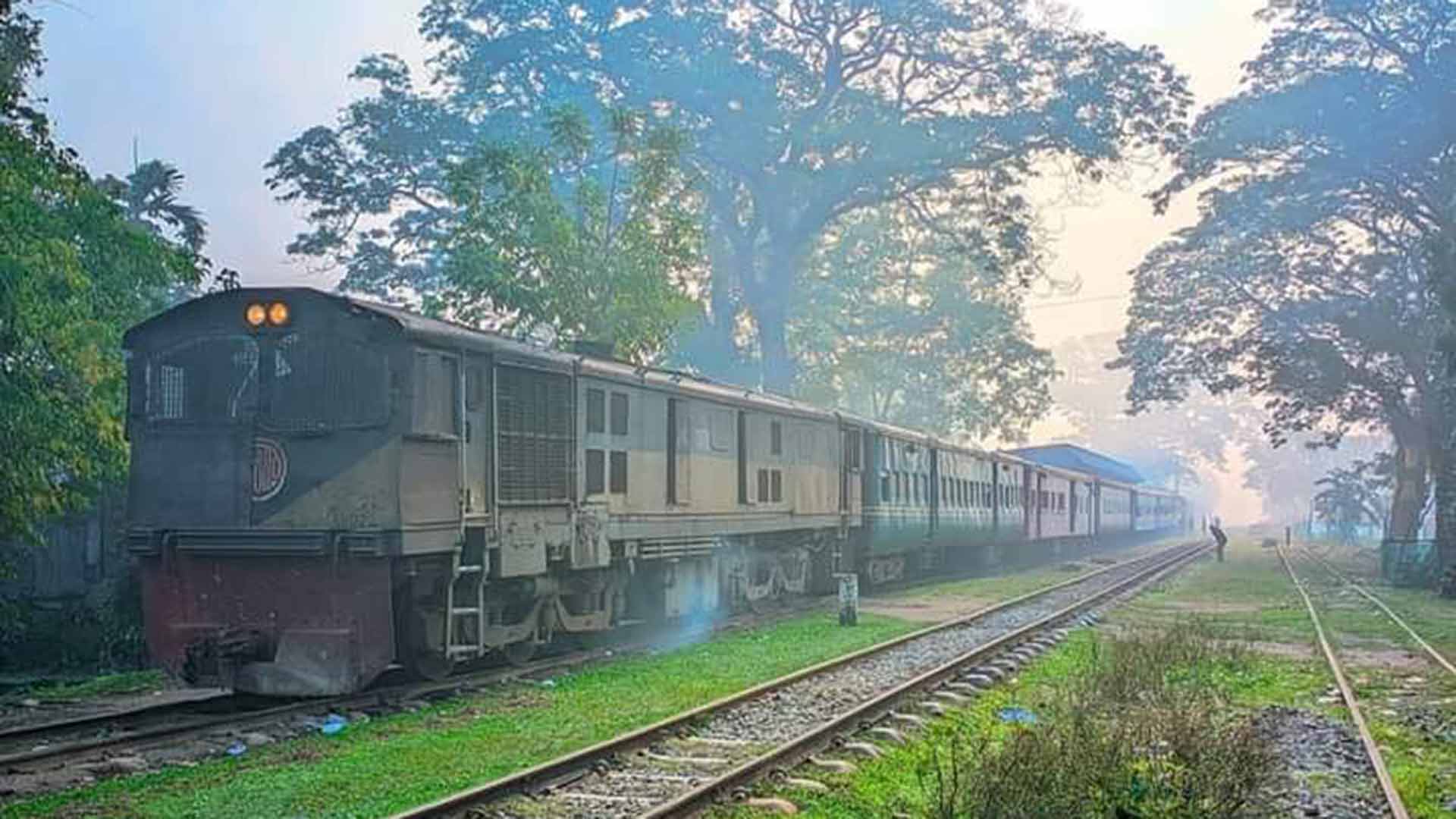 প্রায় ২৭ ঘণ্টা পর ঢাকা-ময়মনসিংহ রুটে ট্রেন চলাচল শুরু