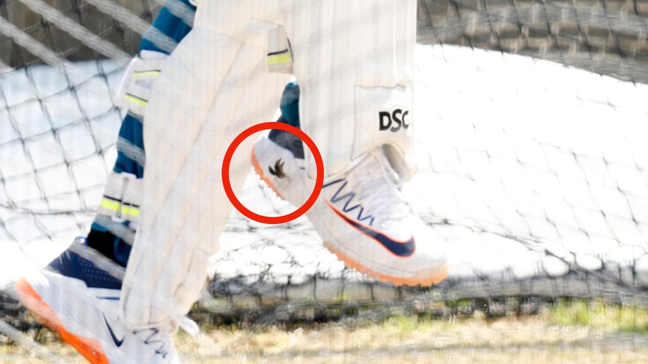 শান্তির প্রতীকের স্টিকার লাগানোরও অনুমতি পেলেন না খাওয়াজা