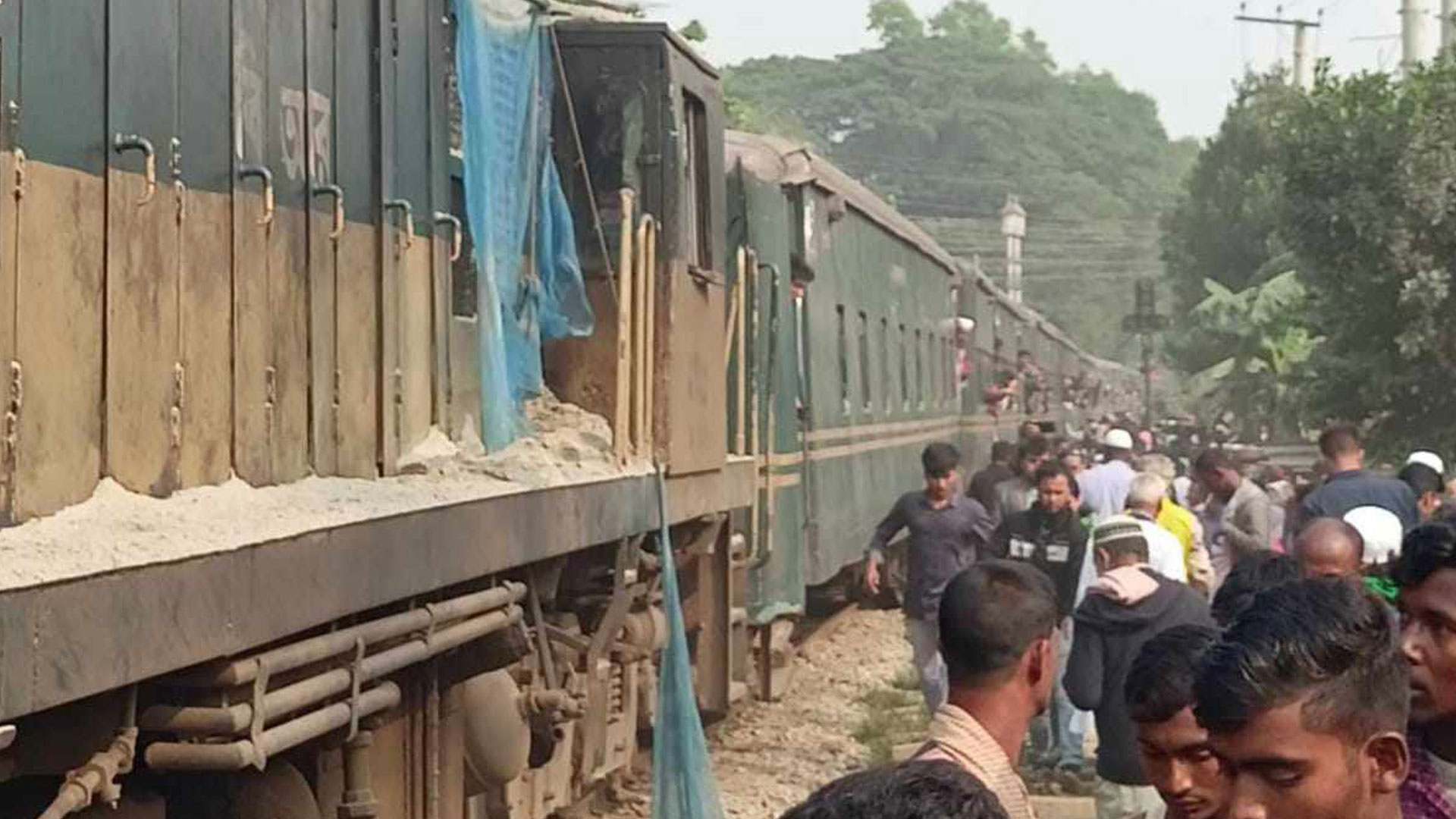 ট্রাকে ট্রেনের ধাক্কায় ৪ জনের মৃত্যু, ময়মনসিংহ-নেত্রকোণা রুটে রেল যোগাযোগ বন্ধ