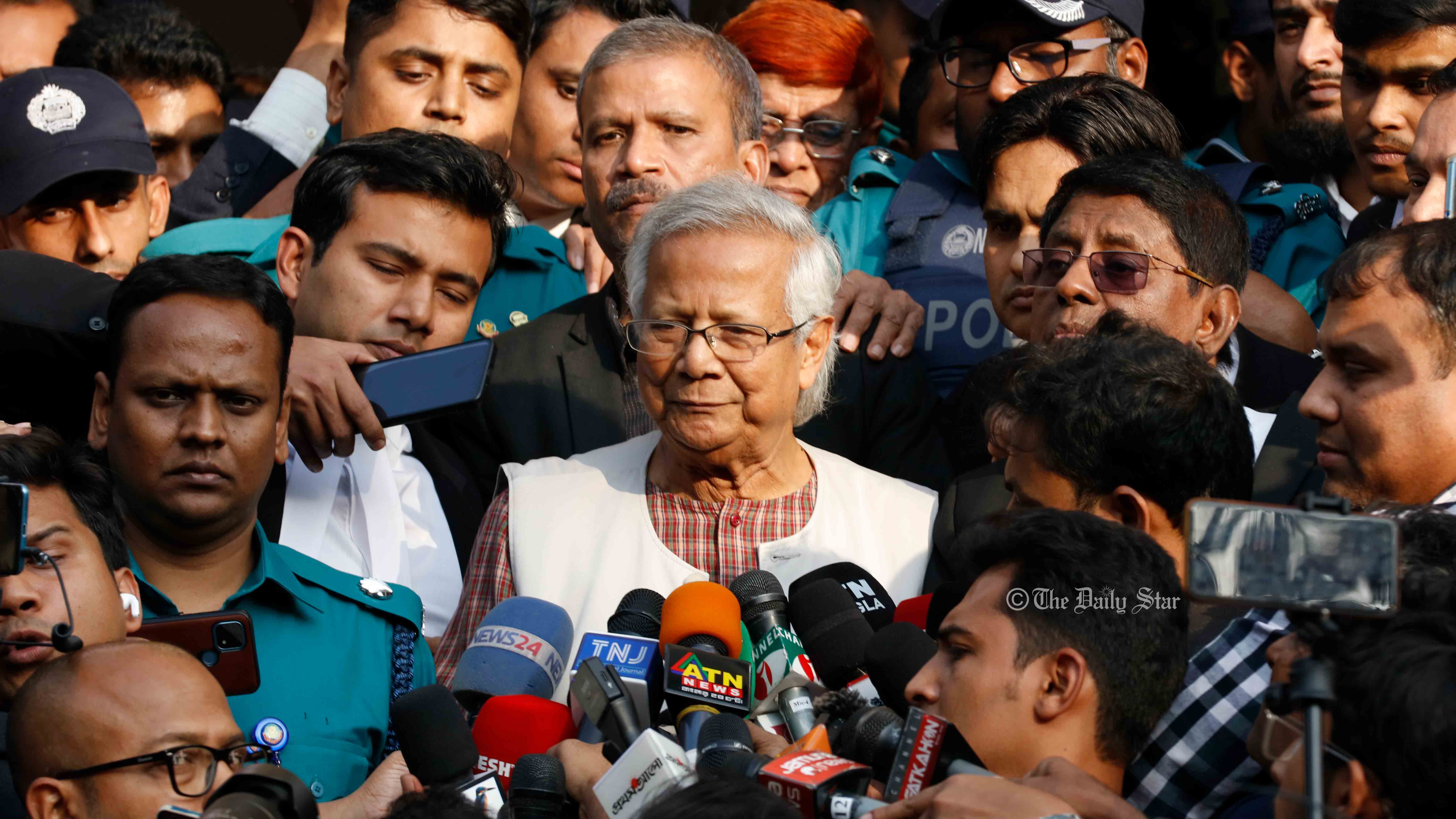 মাহফুজ আনামের লেখা: ‘অপরাধী’ ড. ইউনূস ও কিছু তথ্য