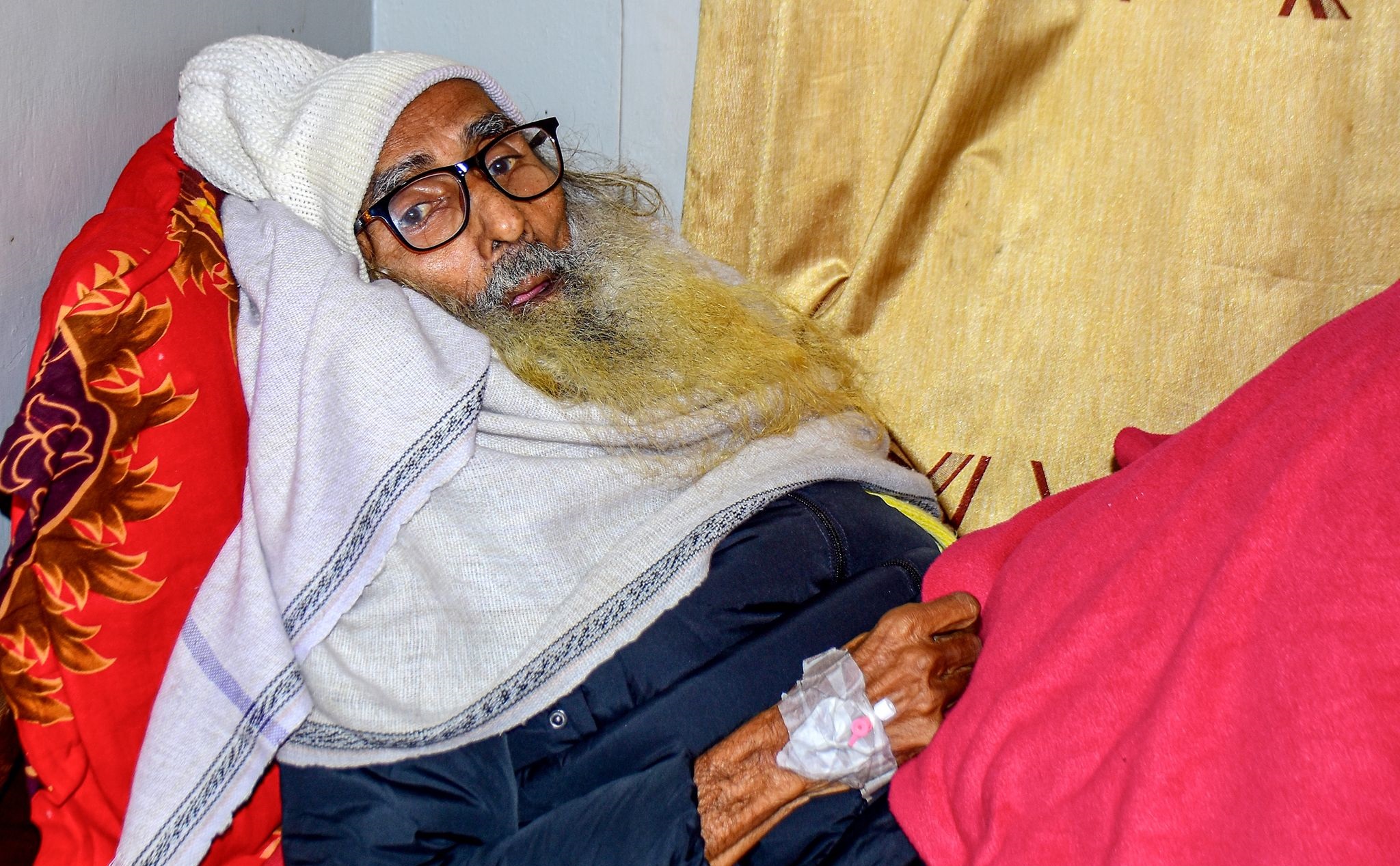 'মৃত্যুর কাছে হাঁটু গেড়ে ভিক্ষা চাওয়া' কবি সরোজ দেব গুরুতর অসুস্থ