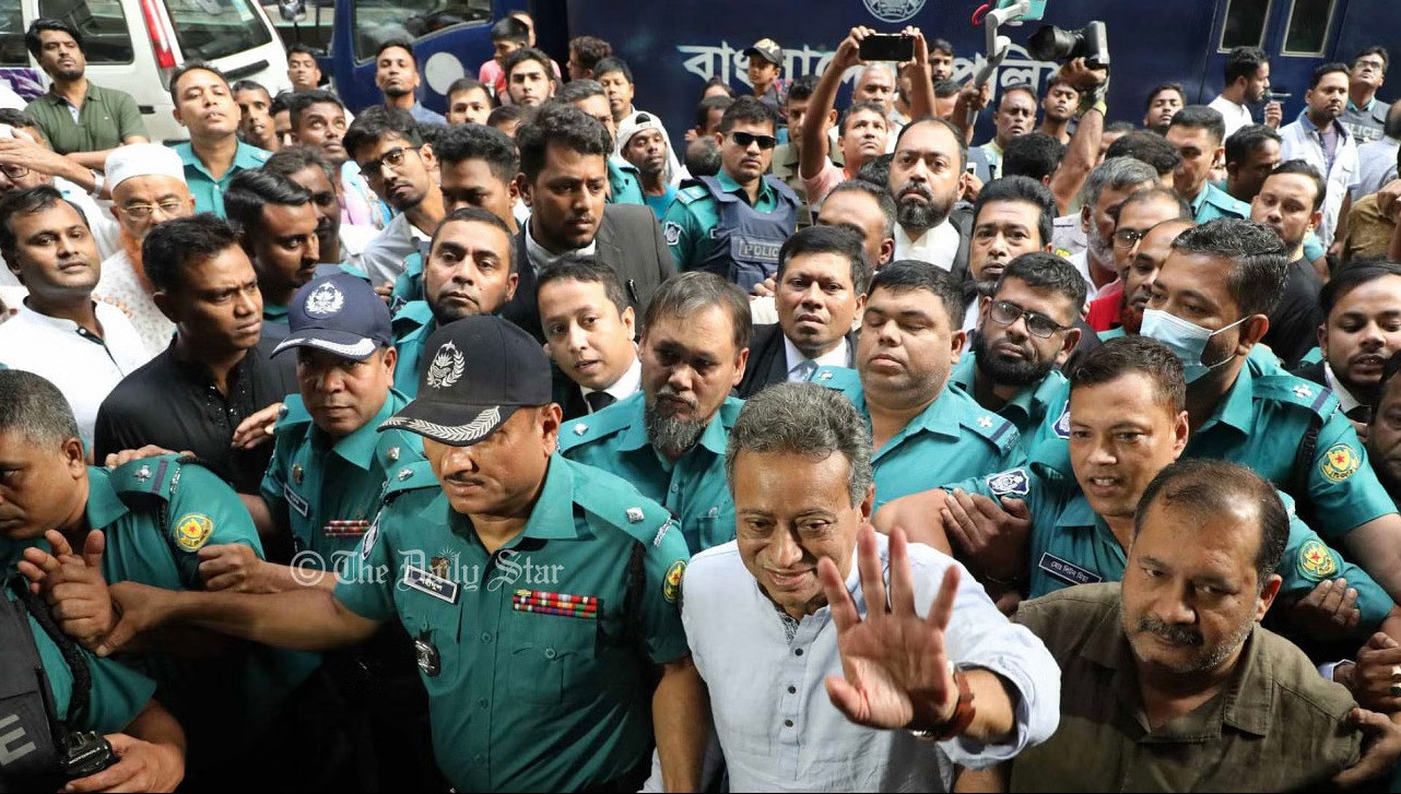 ৪ মামলায় আমীর খসরুর জামিন, অন্য ৪ মামলার শুনানি হয়নি