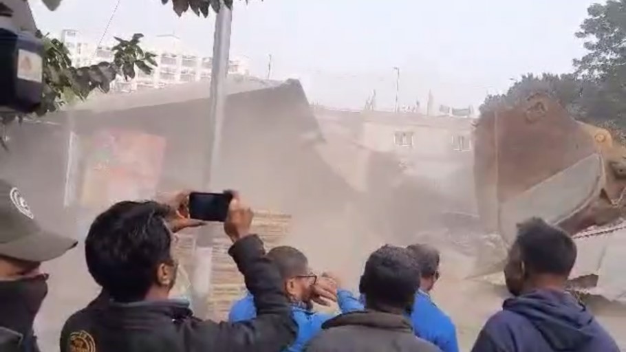 খিলগাঁওয়ে উচ্ছেদ অভিযানে গিয়ে ‘মিসফায়ারে’ পুলিশ গুলিবিদ্ধ