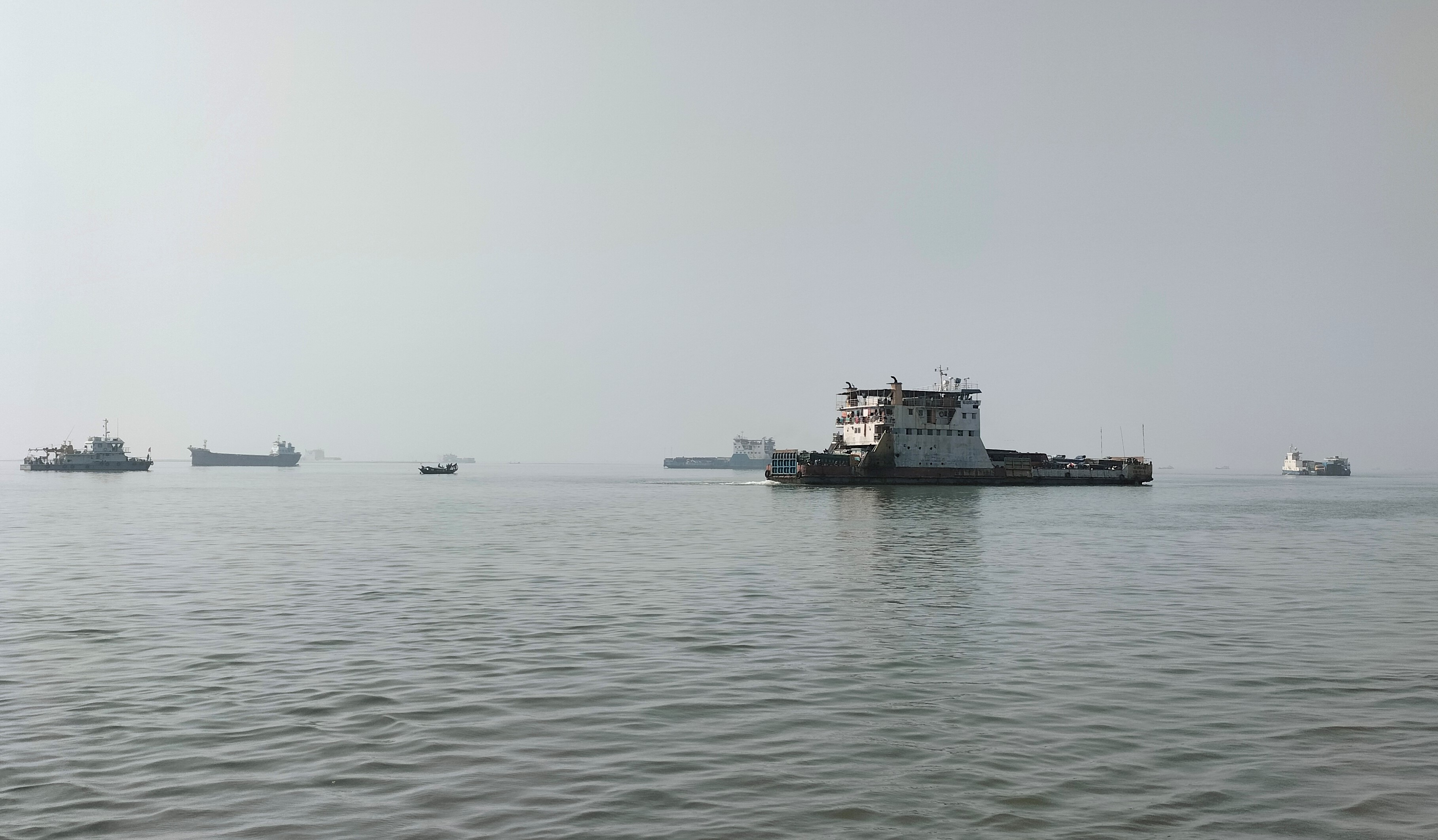 ঝড়ো বাতাসের কারণে ২ নৌপথে ফেরি চলাচল বন্ধ 