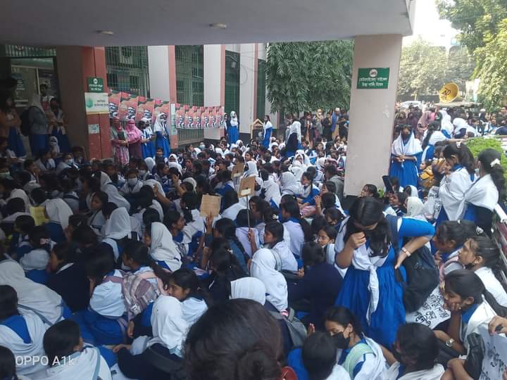 নরসিংদীতে প্রধান শিক্ষককে অপসারণের দাবিতে শিক্ষার্থীদের বিক্ষোভ