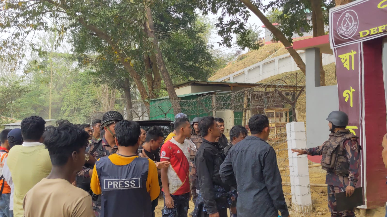 কমেছে গোলাগুলির শব্দ, মিয়ানমারের আরও ৬৩ সীমান্তরক্ষী পালিয়ে বাংলাদেশে