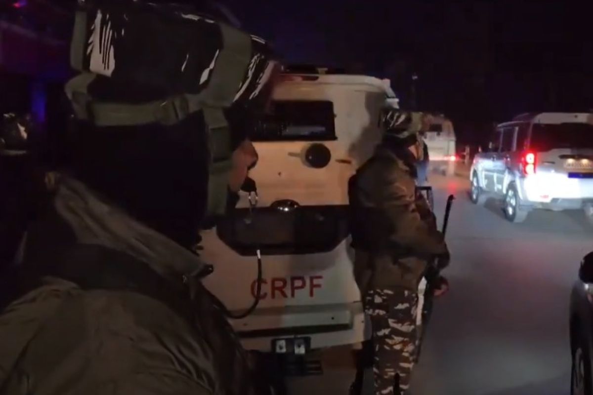 কাশ্মীরে বন্দুক হামলায় নিহত ২ 