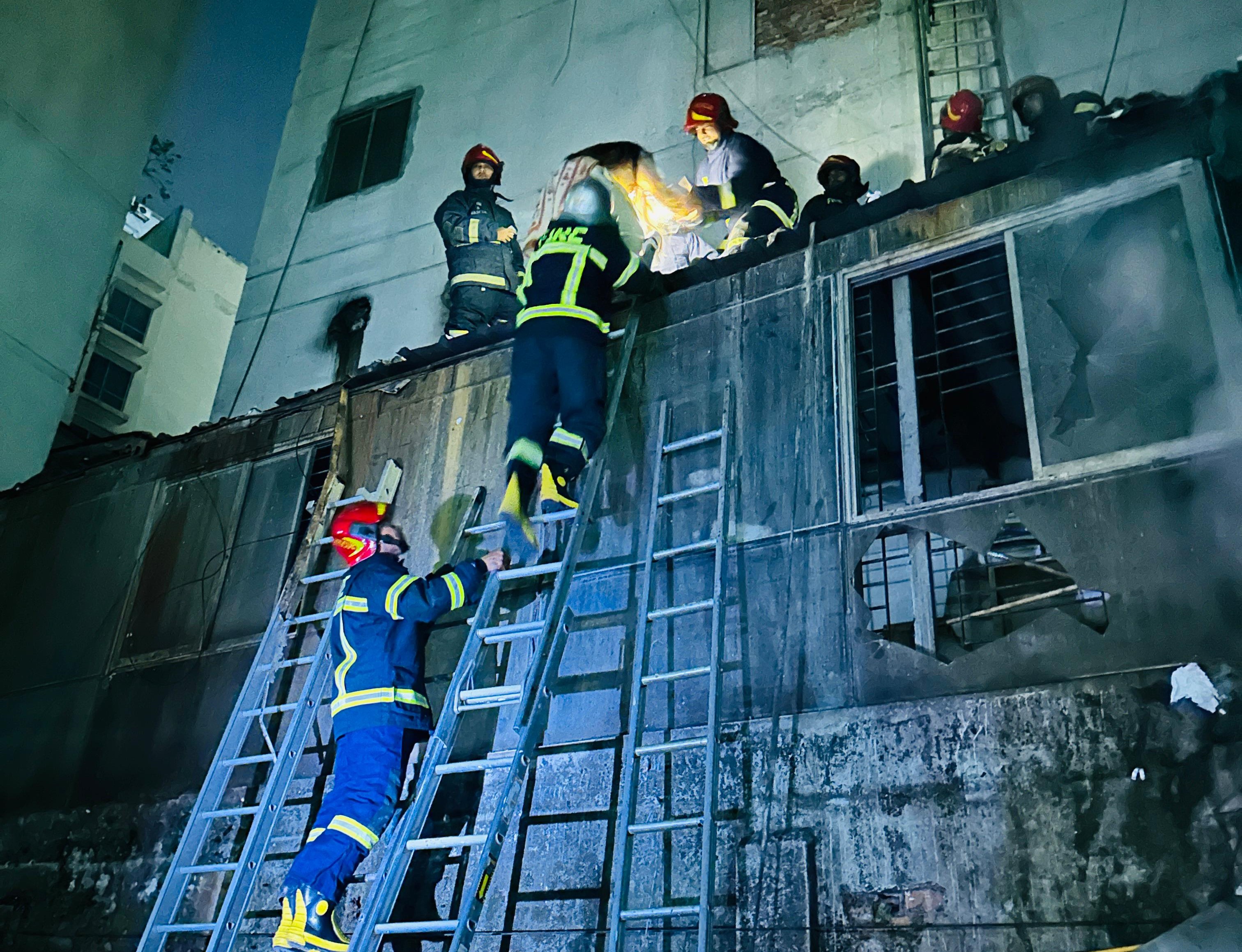 বেইলি রোডে আগুন: অন্তত ৩ জনের মৃত্যু, অচেতন উদ্ধার ৪৫