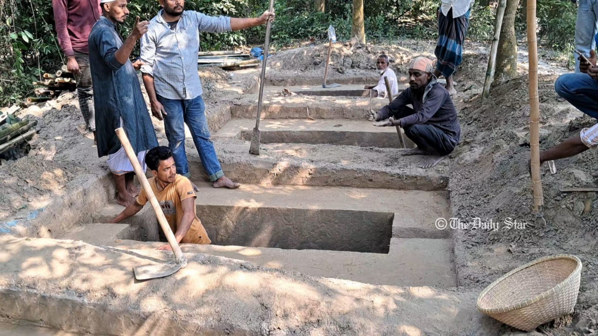 ‘একসঙ্গে এত কবর খুঁড়তে হবে কল্পনাও করিনি’