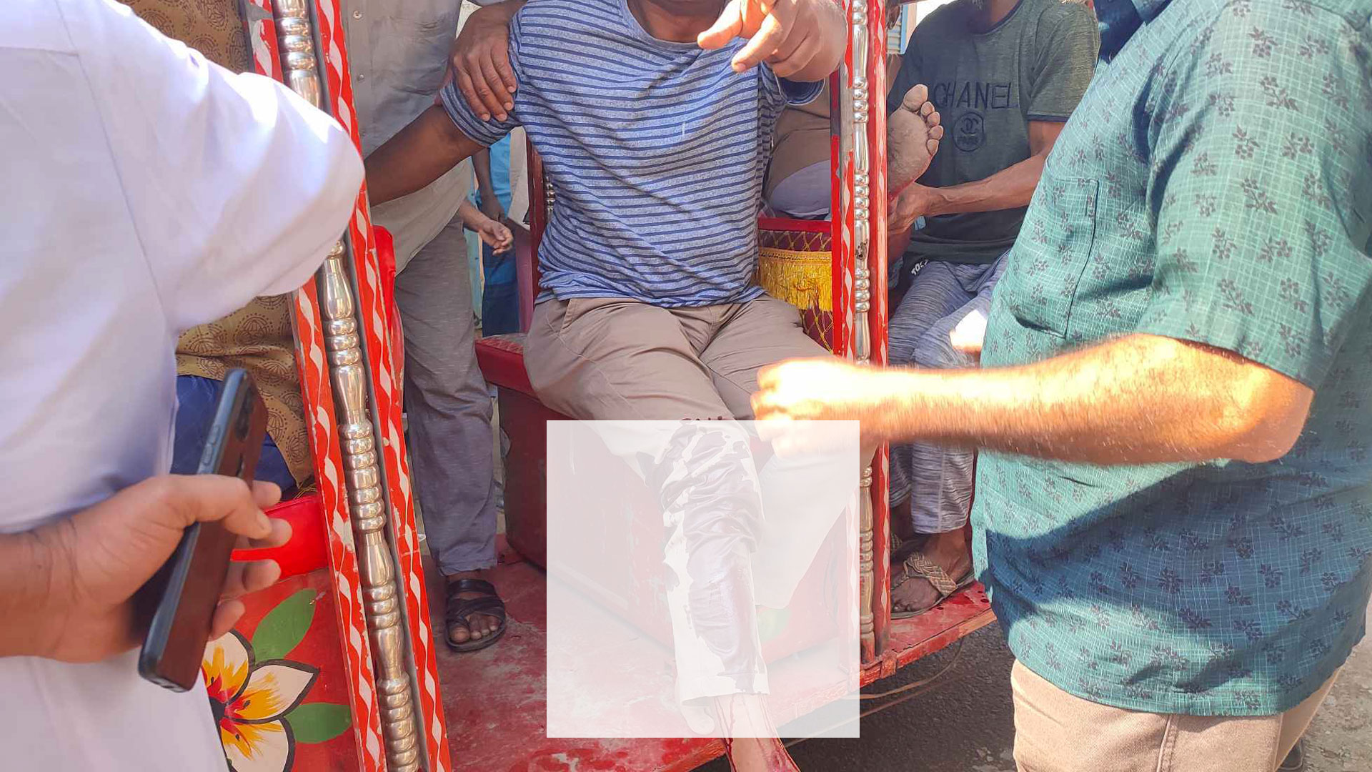 মুন্সী এম আলী উচ্চ বিদ্যালয় কেন্দ্রে ‘বহিরাগতের’ হামলায় আহত ৩, গুলিবিদ্ধ ১