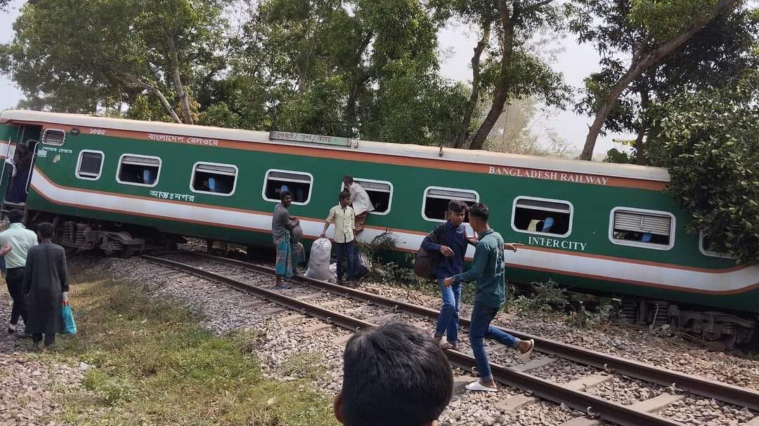 বিজয় এক্সপ্রেস লাইনচ্যুত: ১৪ ঘণ্টা পর ট্রেন চলাচল স্বাভাবিক
