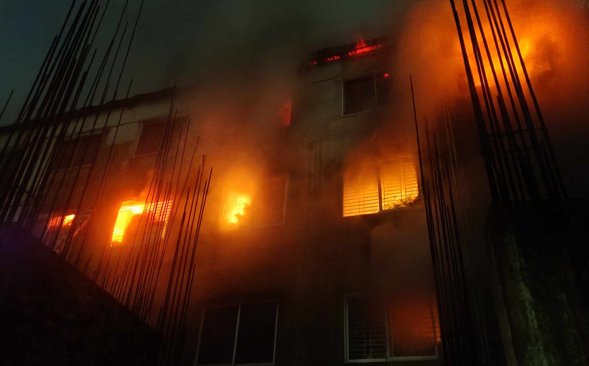 ডেমরায় কাপড়ের গোডাউনে আগুন, নিয়ন্ত্রণে আসেনি ৩ ঘণ্টায়ও