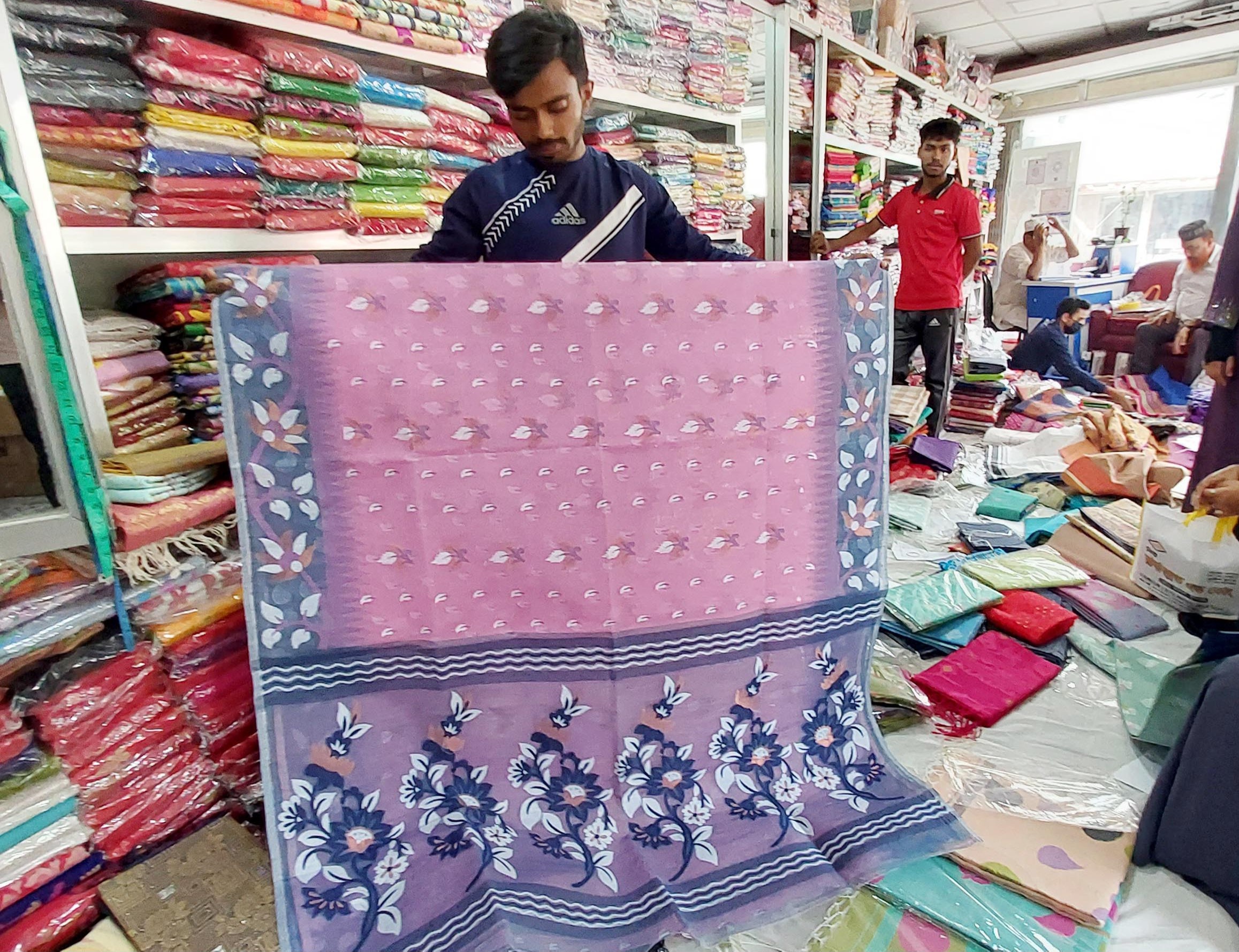 উৎসবে পার্বণে রঙিন টাঙ্গাইল শাড়ি