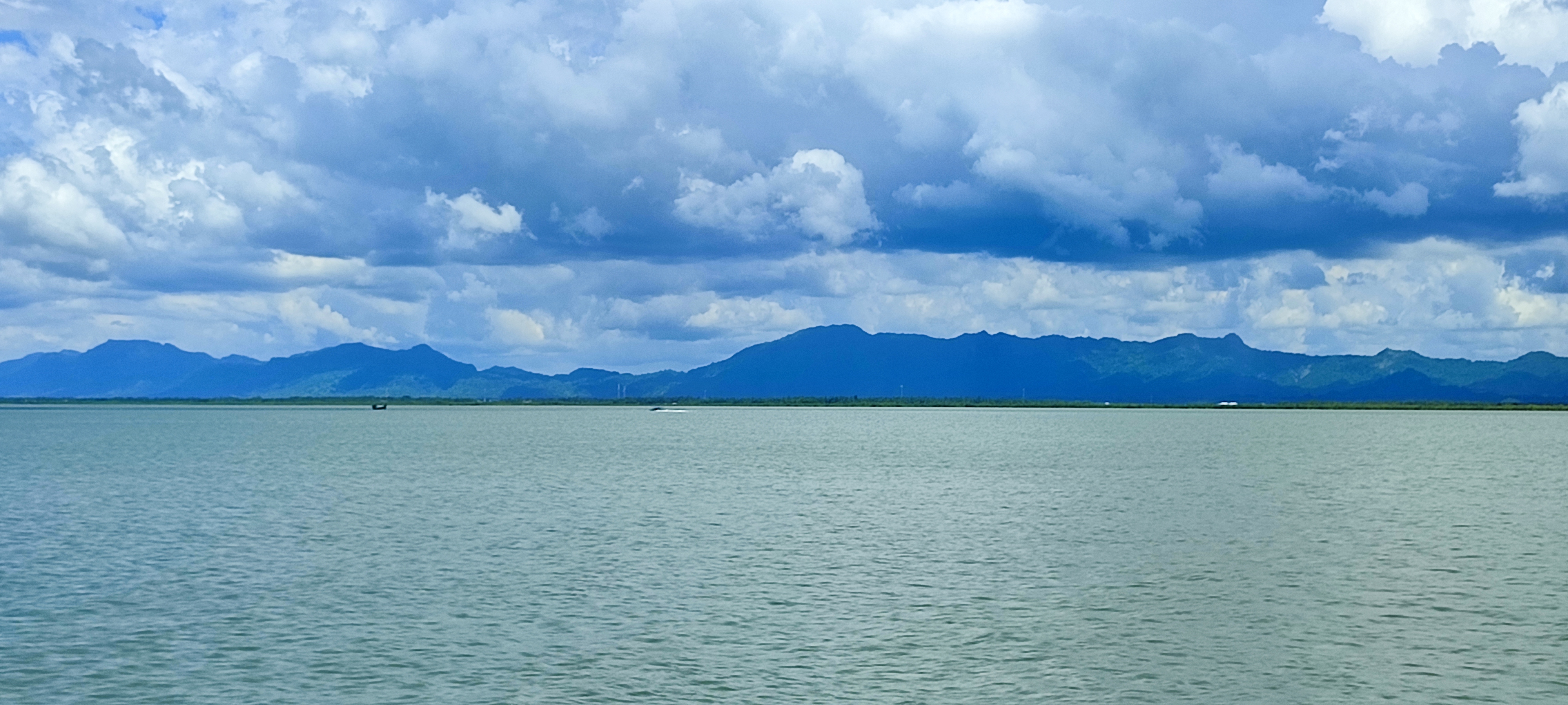 নাফ নদীতে মিয়ানমারের জাহাজ দেখার পর তীব্র হয়েছে বিস্ফোরণের শব্দ