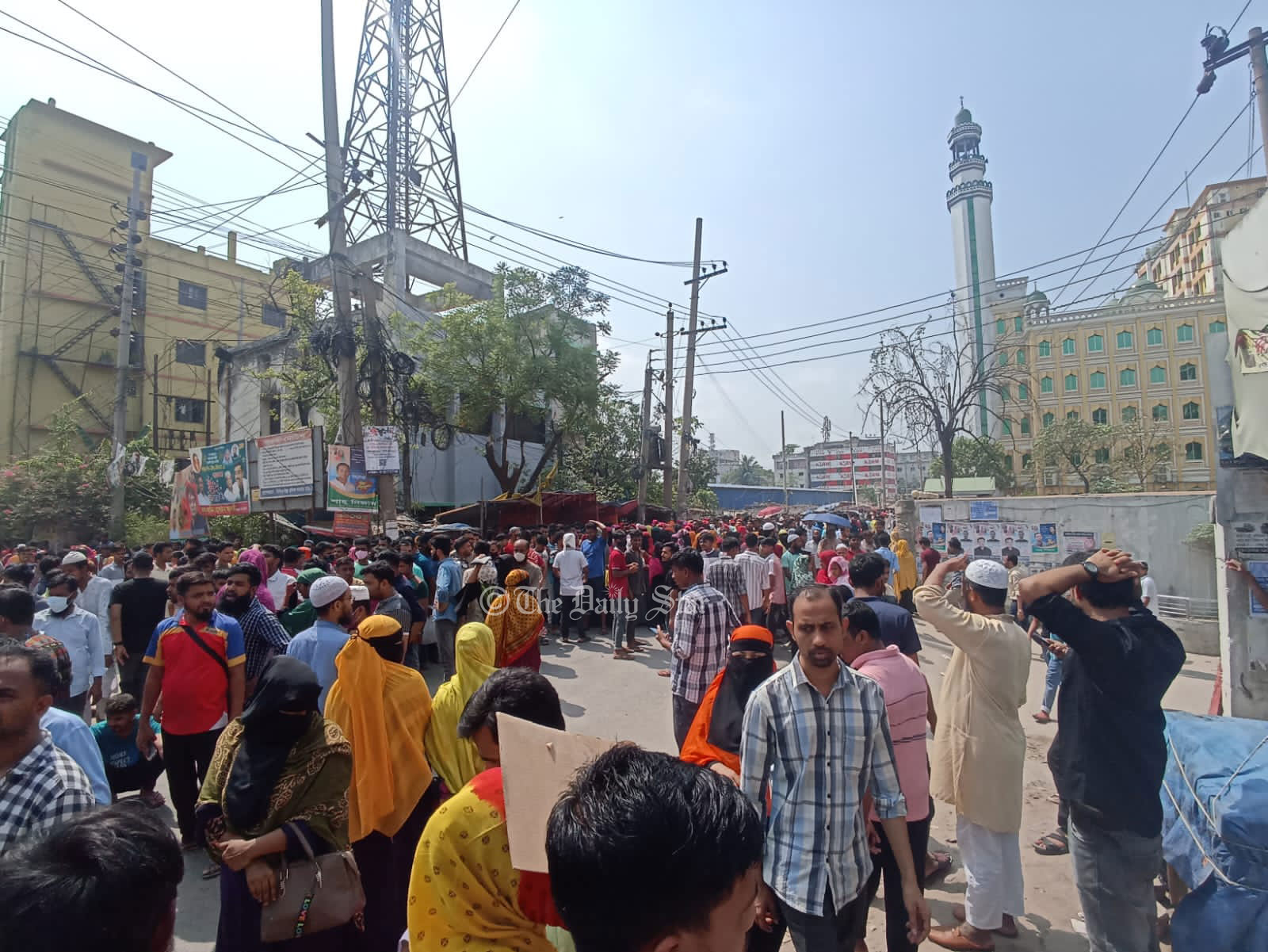 বকেয়া বেতনের দাবিতে ঢাকা-মুন্সিগঞ্জ সড়ক অবরোধ করে শ্রমিকদের বিক্ষোভ