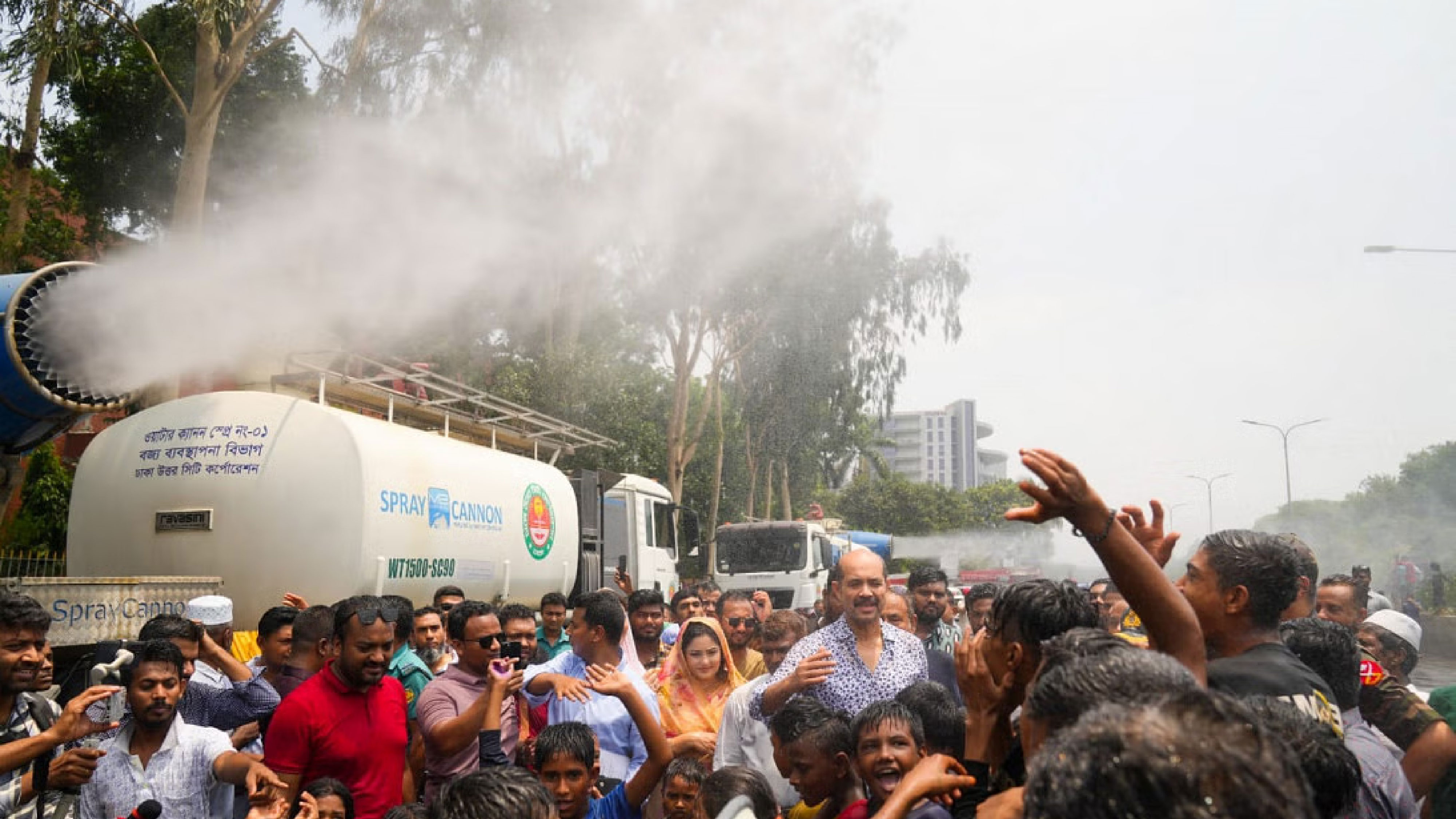 ‘এটা কৃত্রিম বৃষ্টি নয়, এভাবে পানি ছিটানোয় অস্বস্তি আরও বাড়বে’