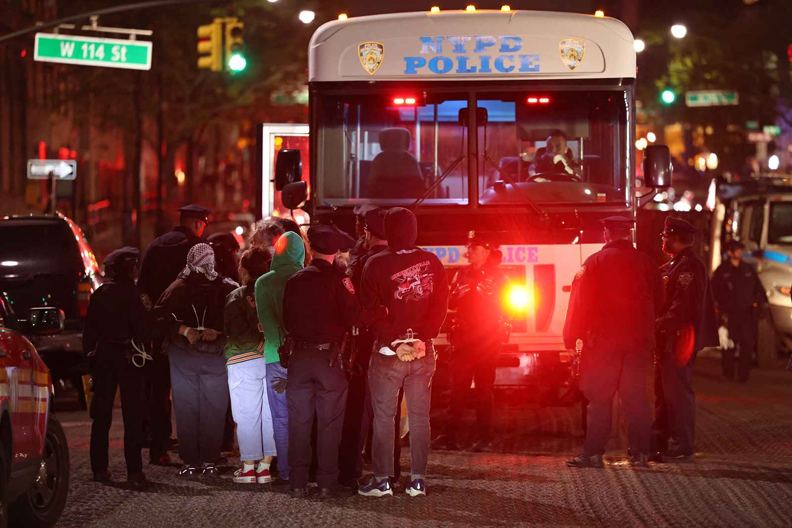 যুক্তরাষ্ট্রের দুই বিশ্ববিদ্যালয়ে পুলিশি অভিযান, ইসরায়েলি গণহত্যা বিরোধী বিক্ষোভরত শতাধিক শিক্ষার্থী গ্রেপ্তার