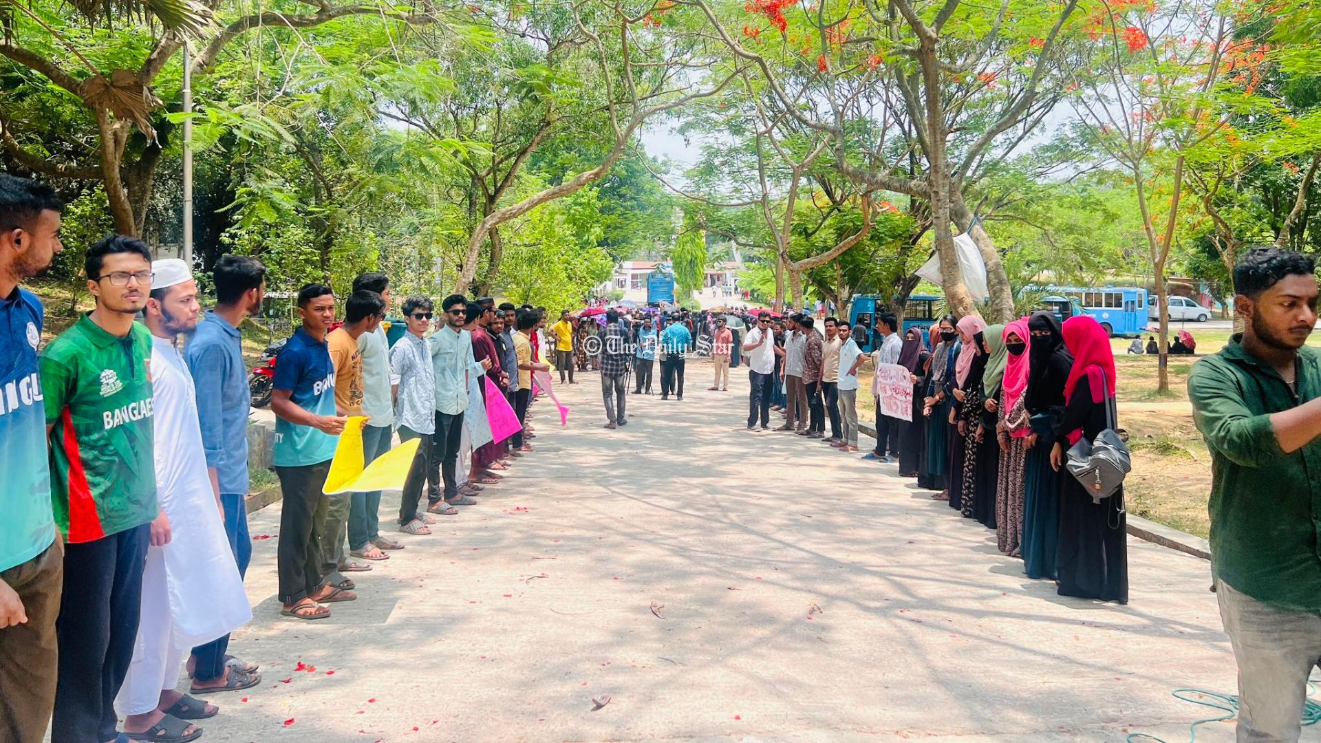 ‘দ্বন্দ্ব শিক্ষকদের, আমরা কেন বলির পাঁঠা’ হল ছাড়তে চান না কুবি শিক্ষার্থীরা
